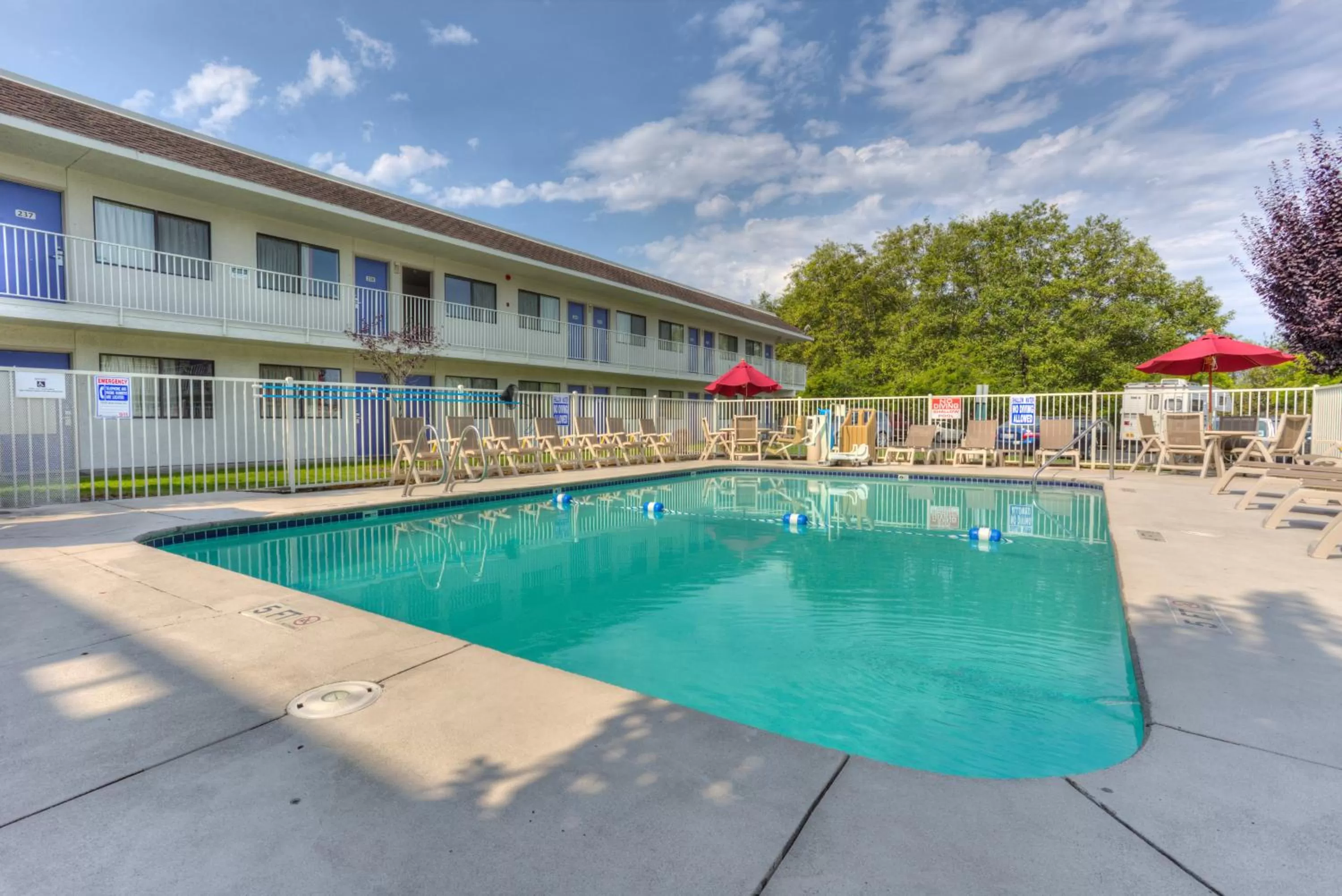 Swimming pool in Motel 6-Troutdale, OR - Portland East