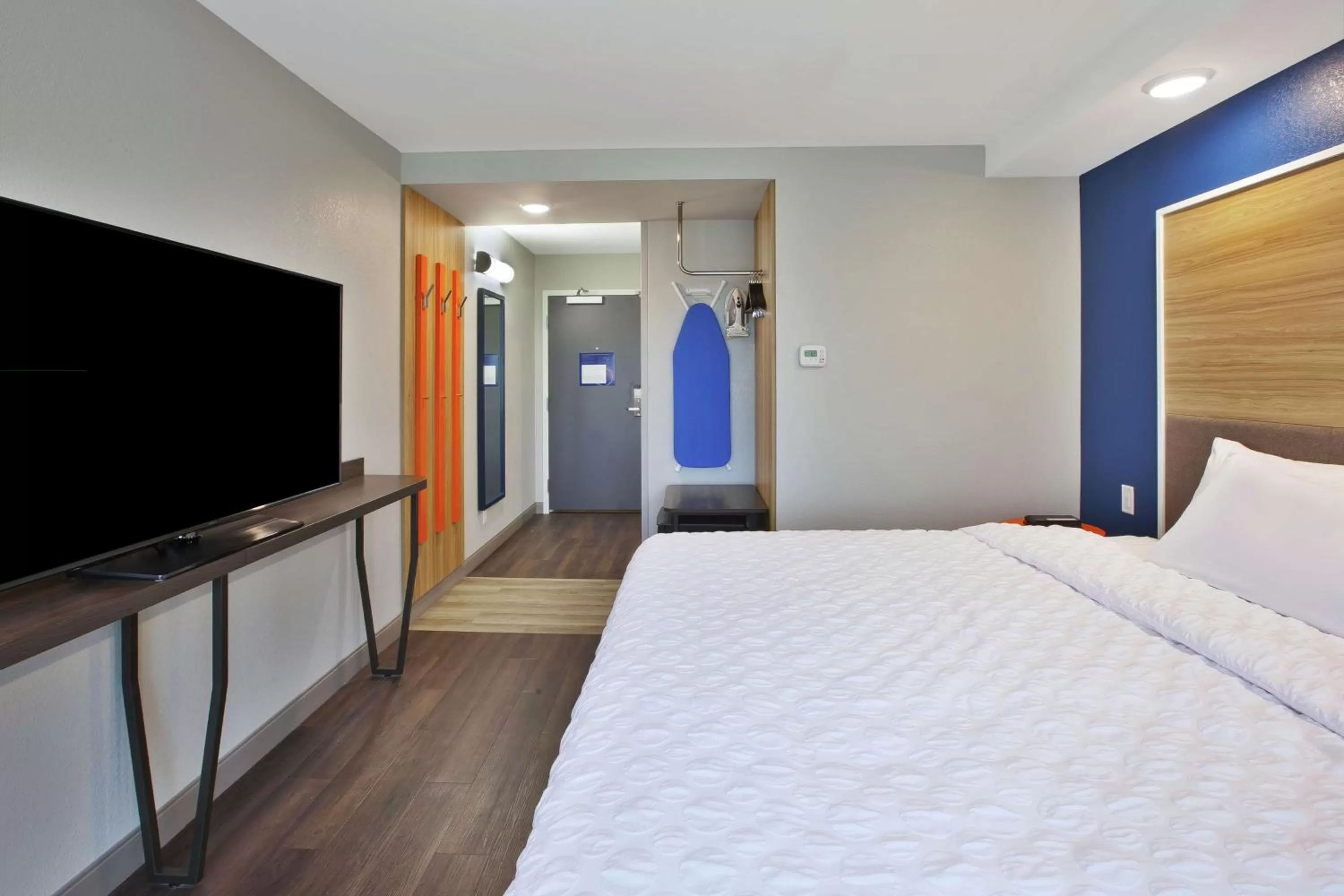 Bedroom, Bed in Tru By Hilton Jackson