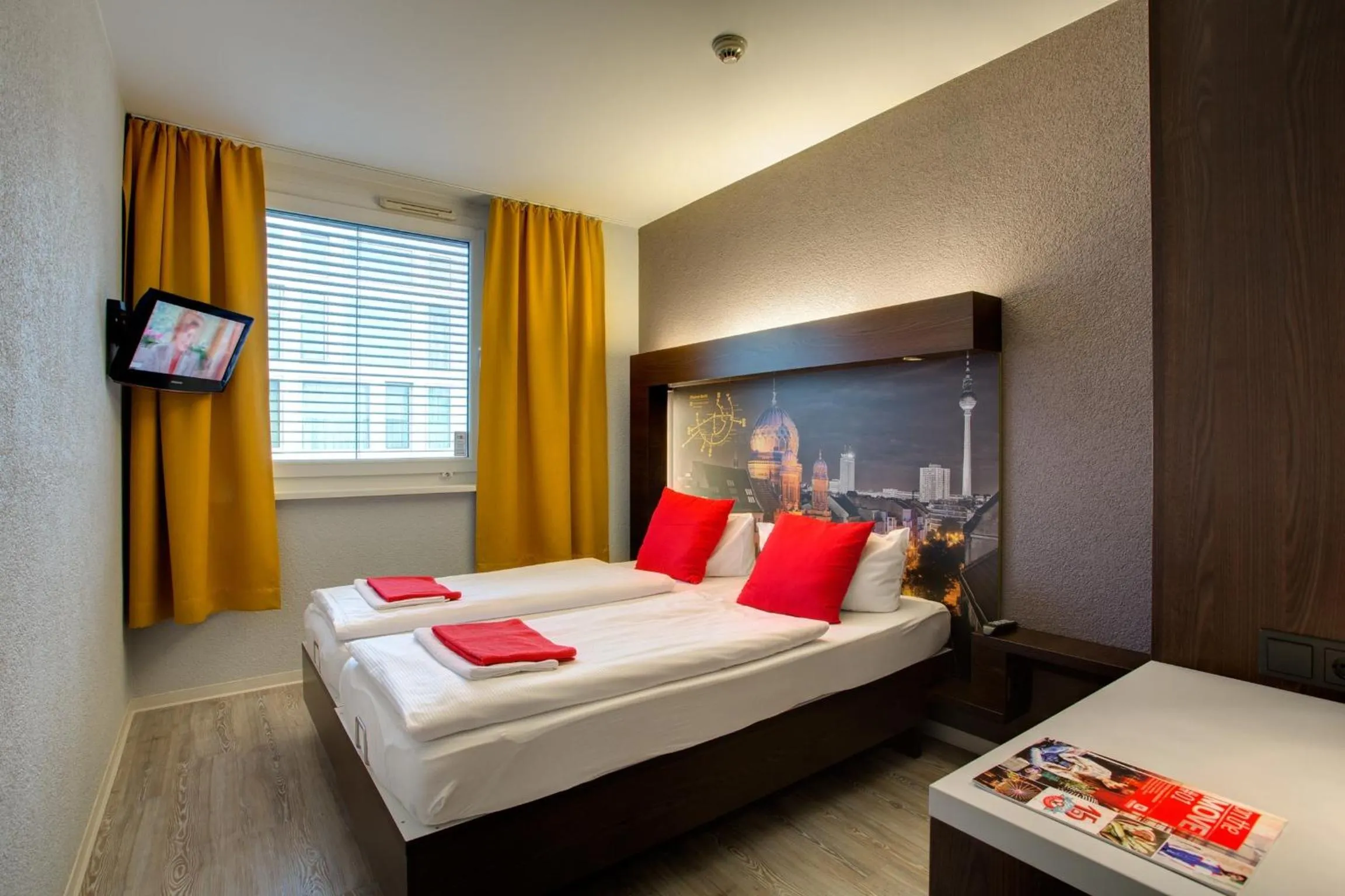 Bedroom, Bed in MEININGER Hotel Berlin Hauptbahnhof