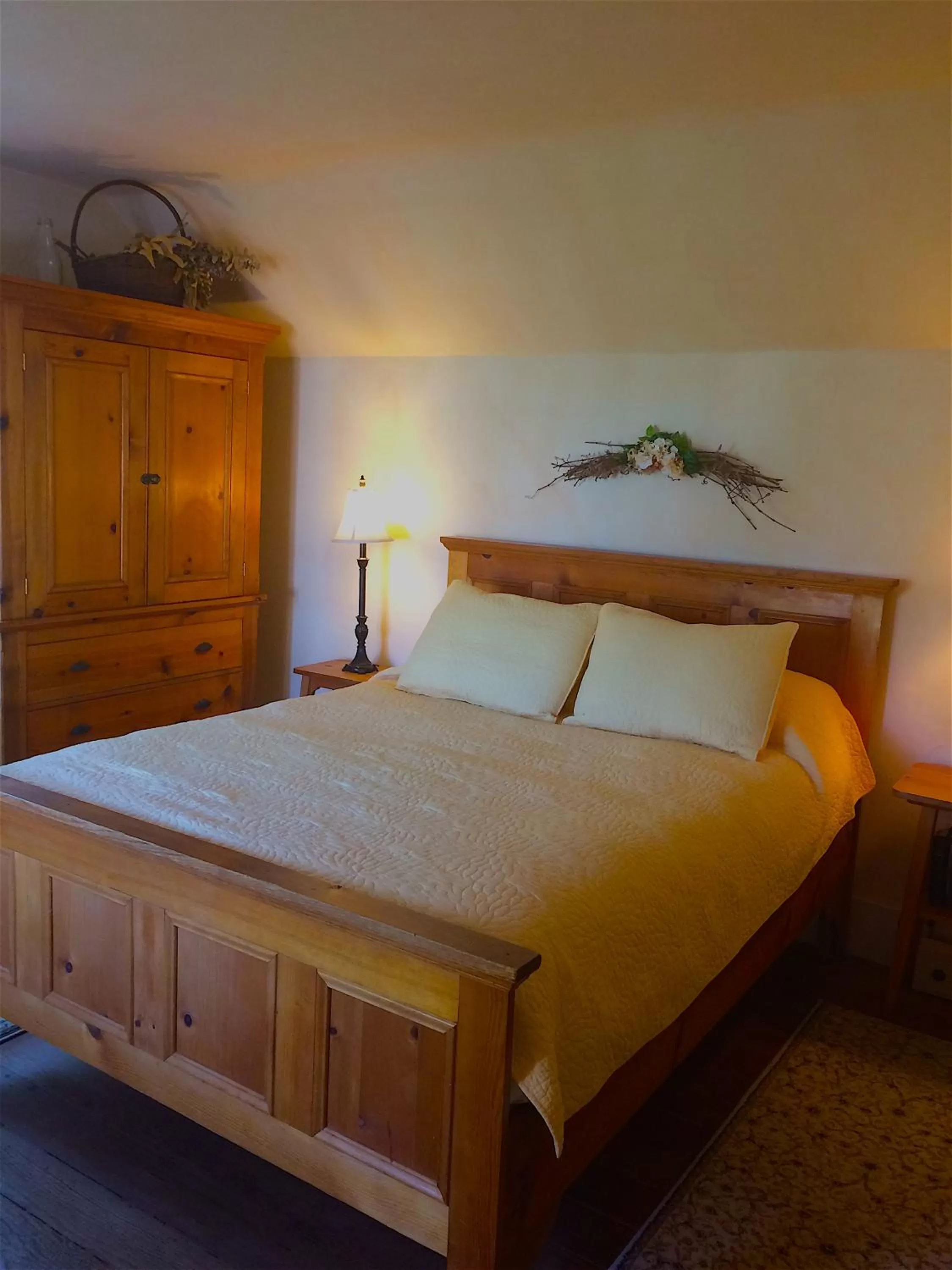 Photo of the whole room, Bed in The Squibb Houses