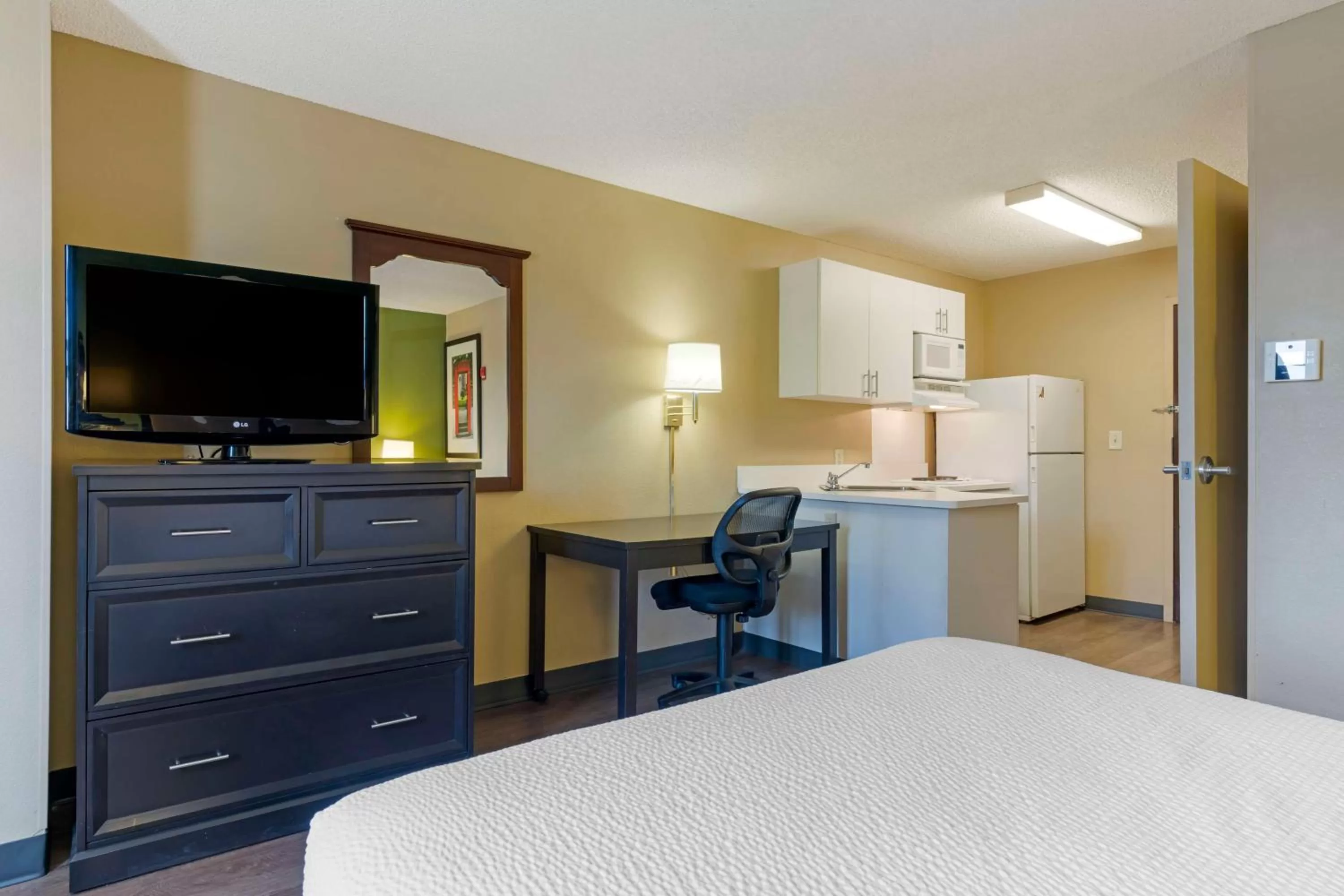 Bedroom, Bed in Extended Stay America Suites - Stockton - March Lane