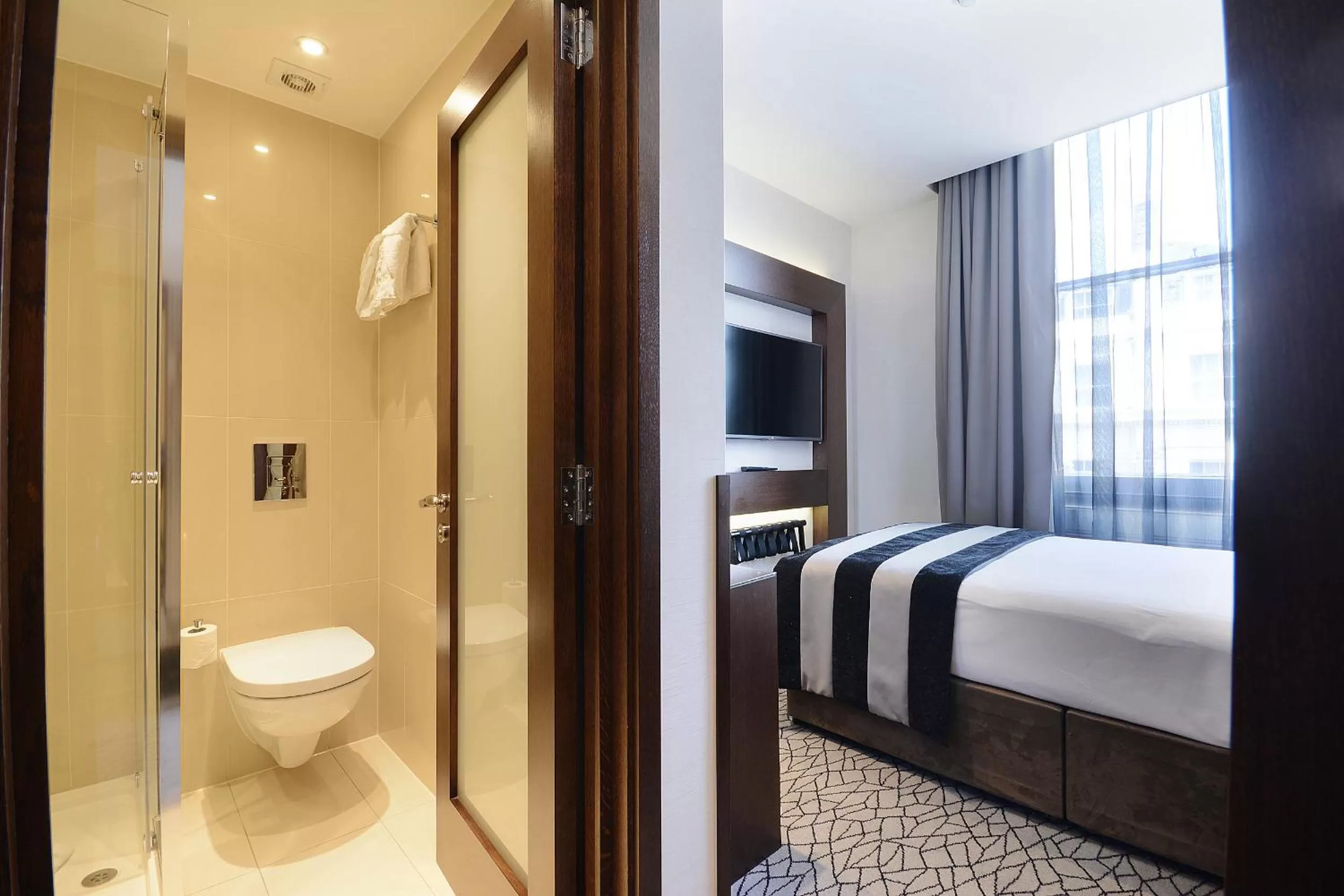 Bedroom, Bed in Park Grand Paddington Court