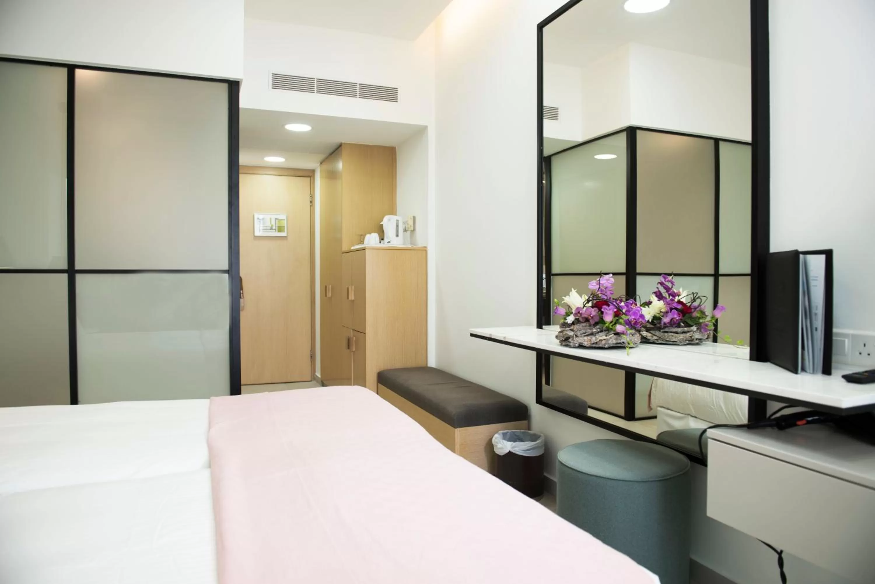 Bed in Napa Mermaid Hotel & Suites