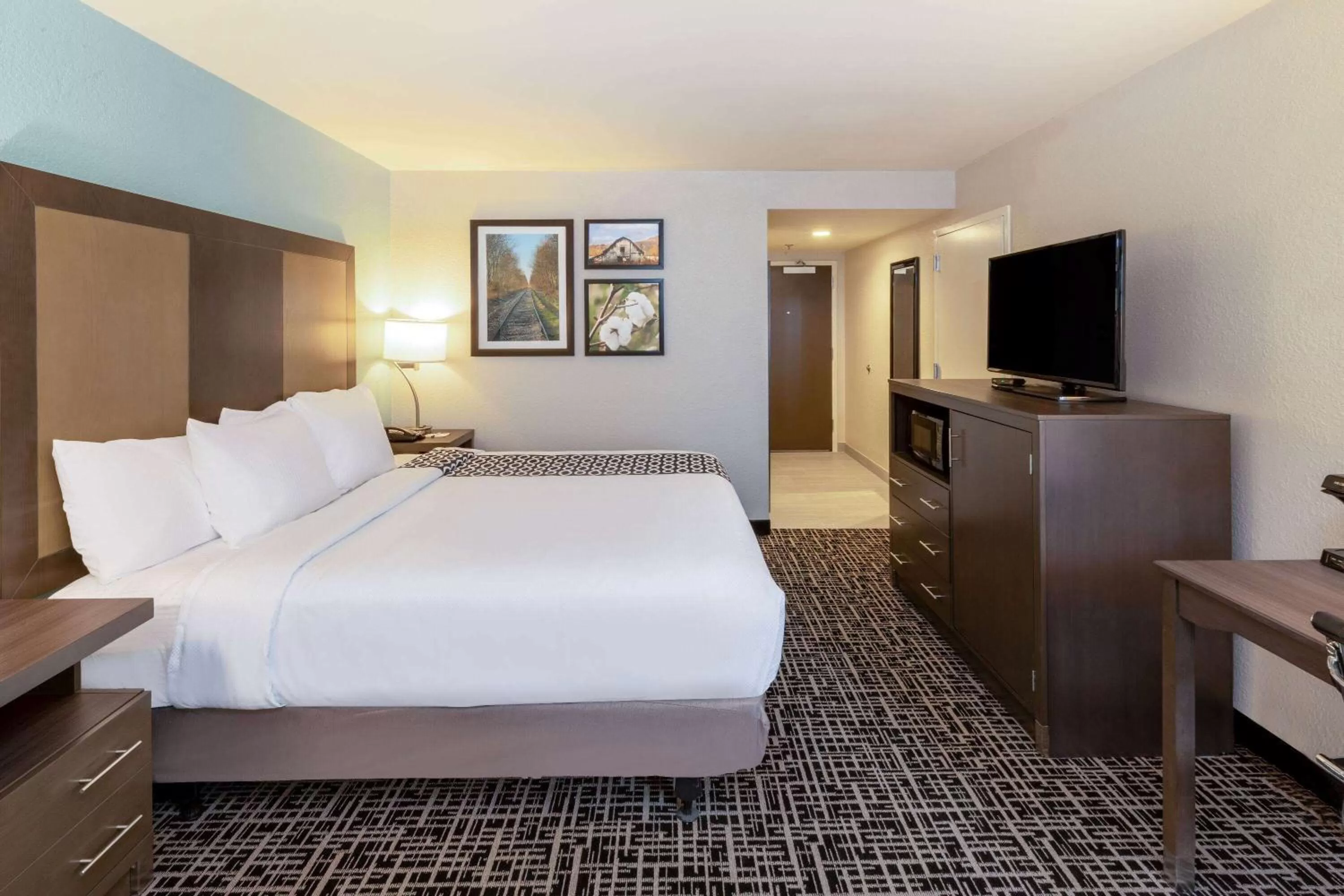 Photo of the whole room, Bed in La Quinta by Wyndham Jonesboro