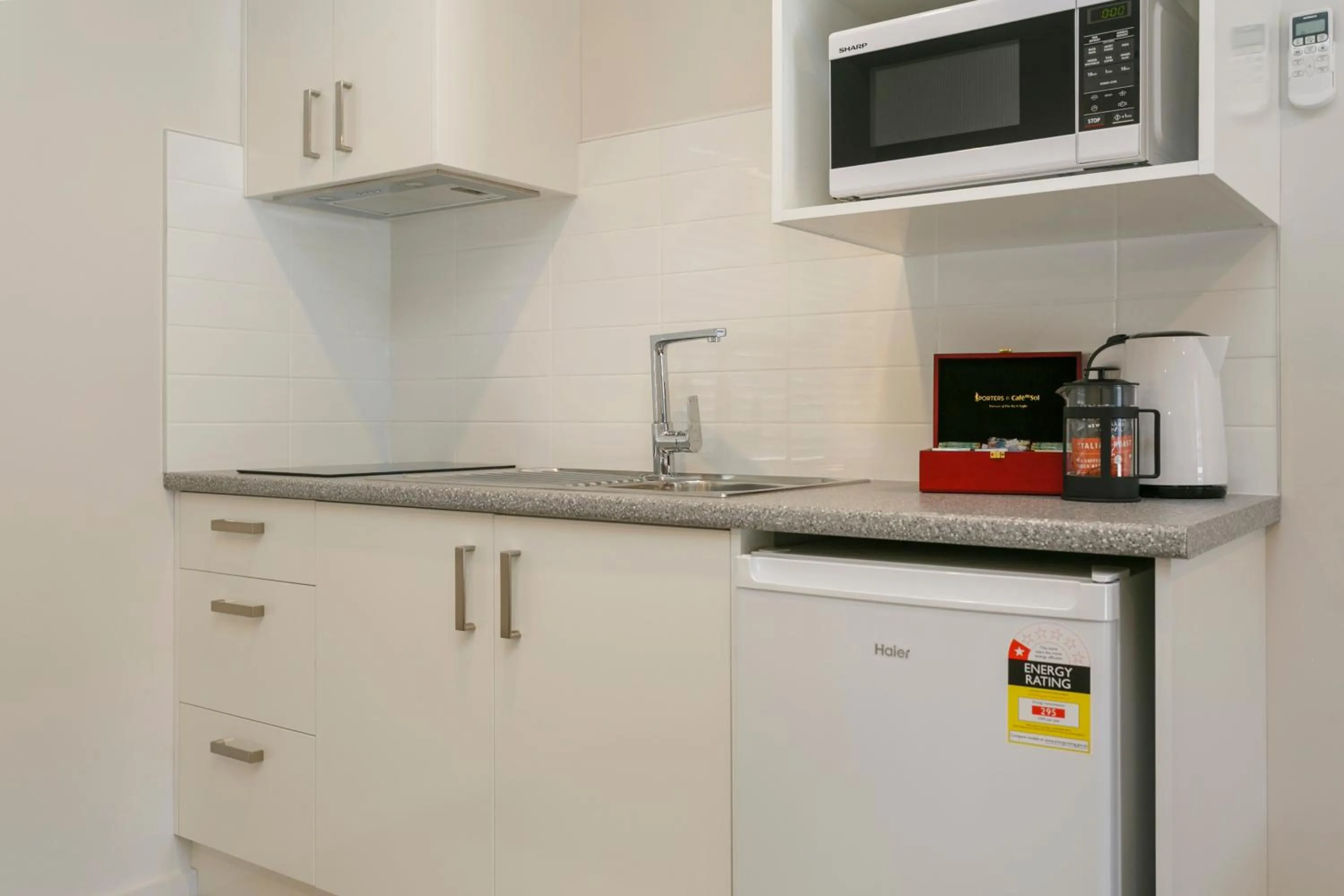 Coffee/tea facilities in Acacia Lake View Motel