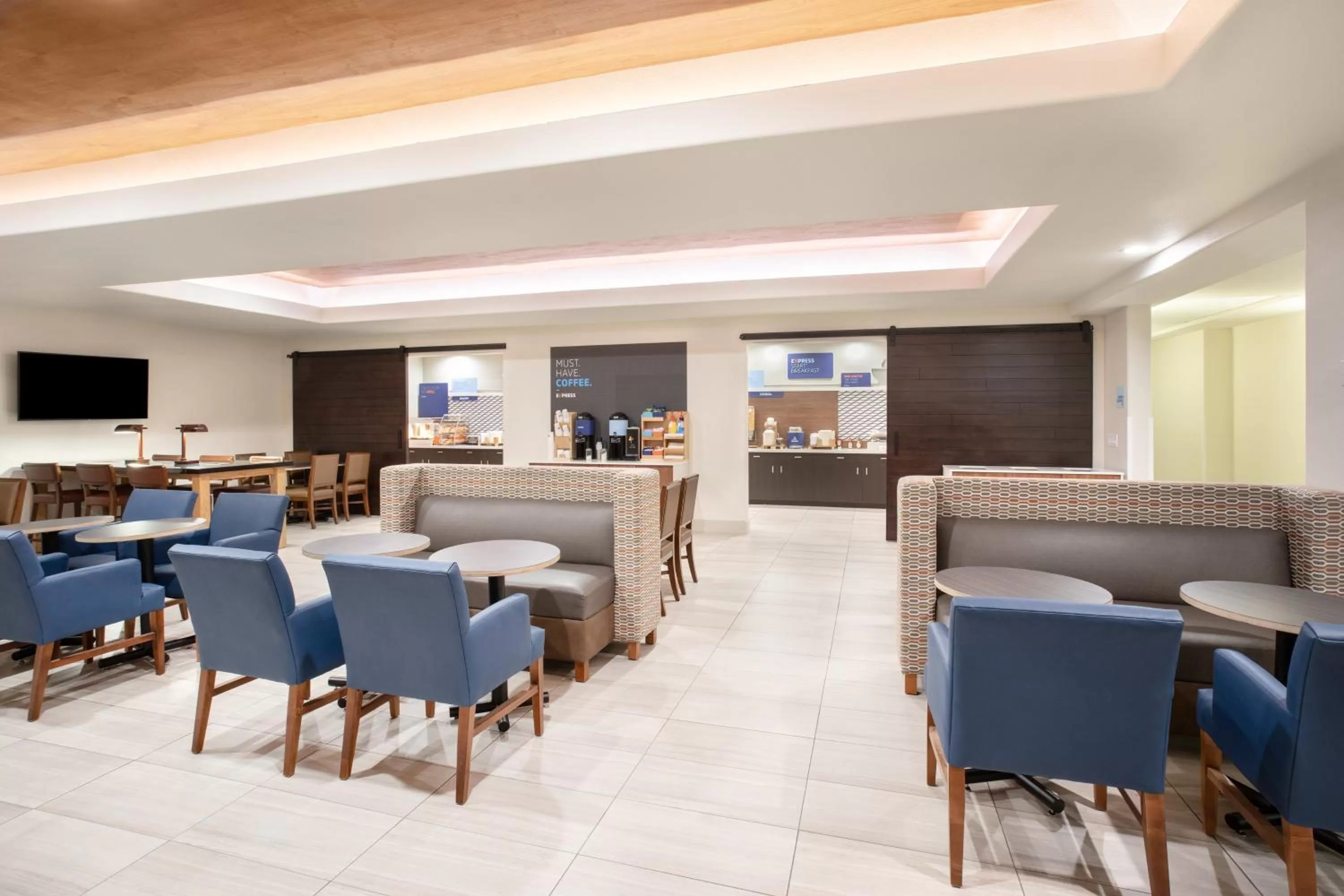 Breakfast in Holiday Inn Express & Suites Yosemite Park Area by IHG