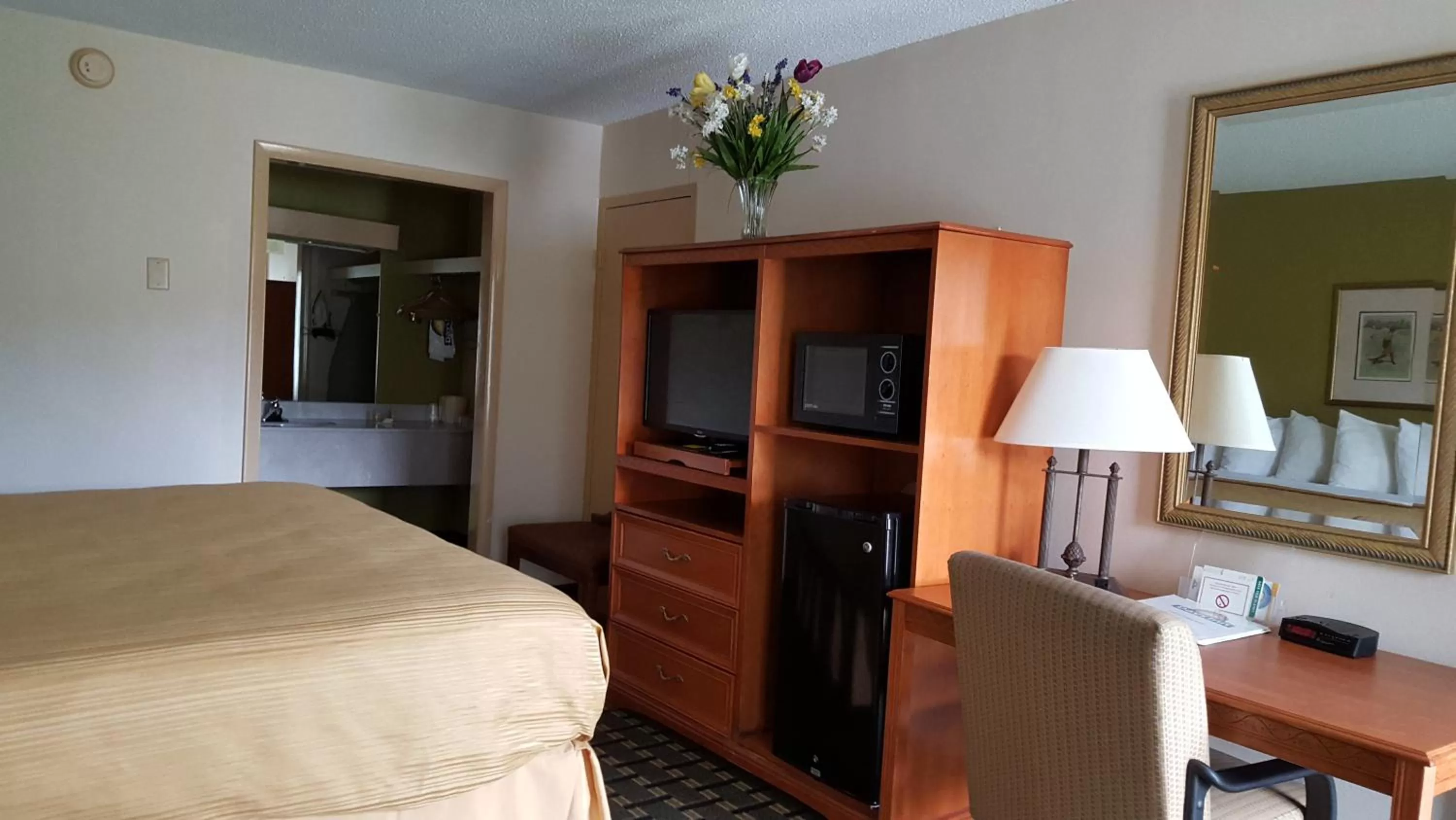 Decorative detail, Bed in Clarion Inn Southern Pines - Pinehurst