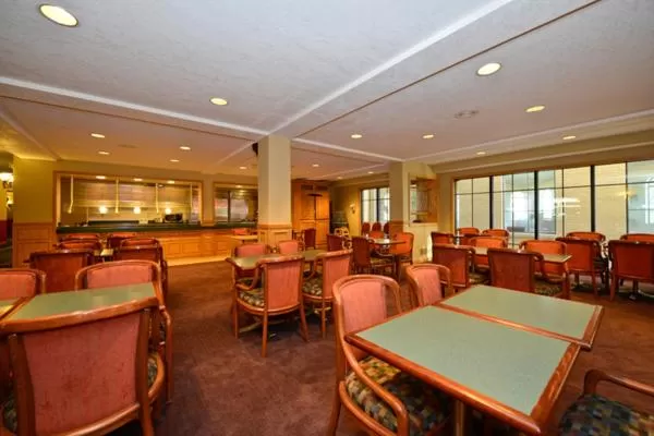 Restaurant/Places to Eat in Days Inn & Suites by Wyndham Kalamazoo