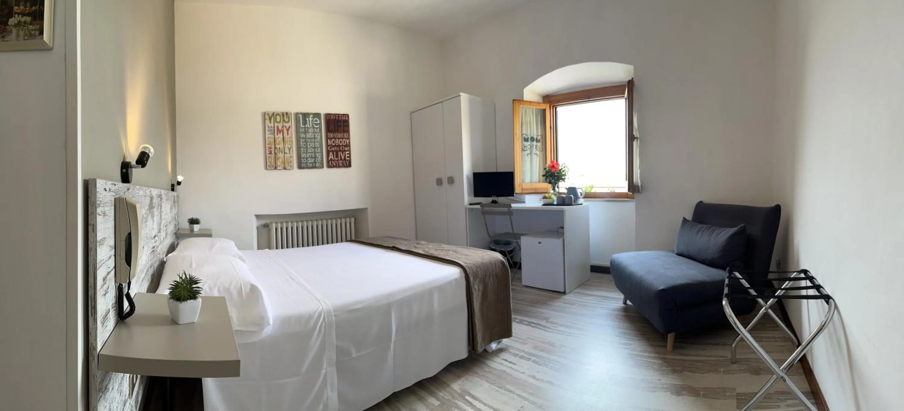 Bedroom, Bed in Hotel Mom Assisi