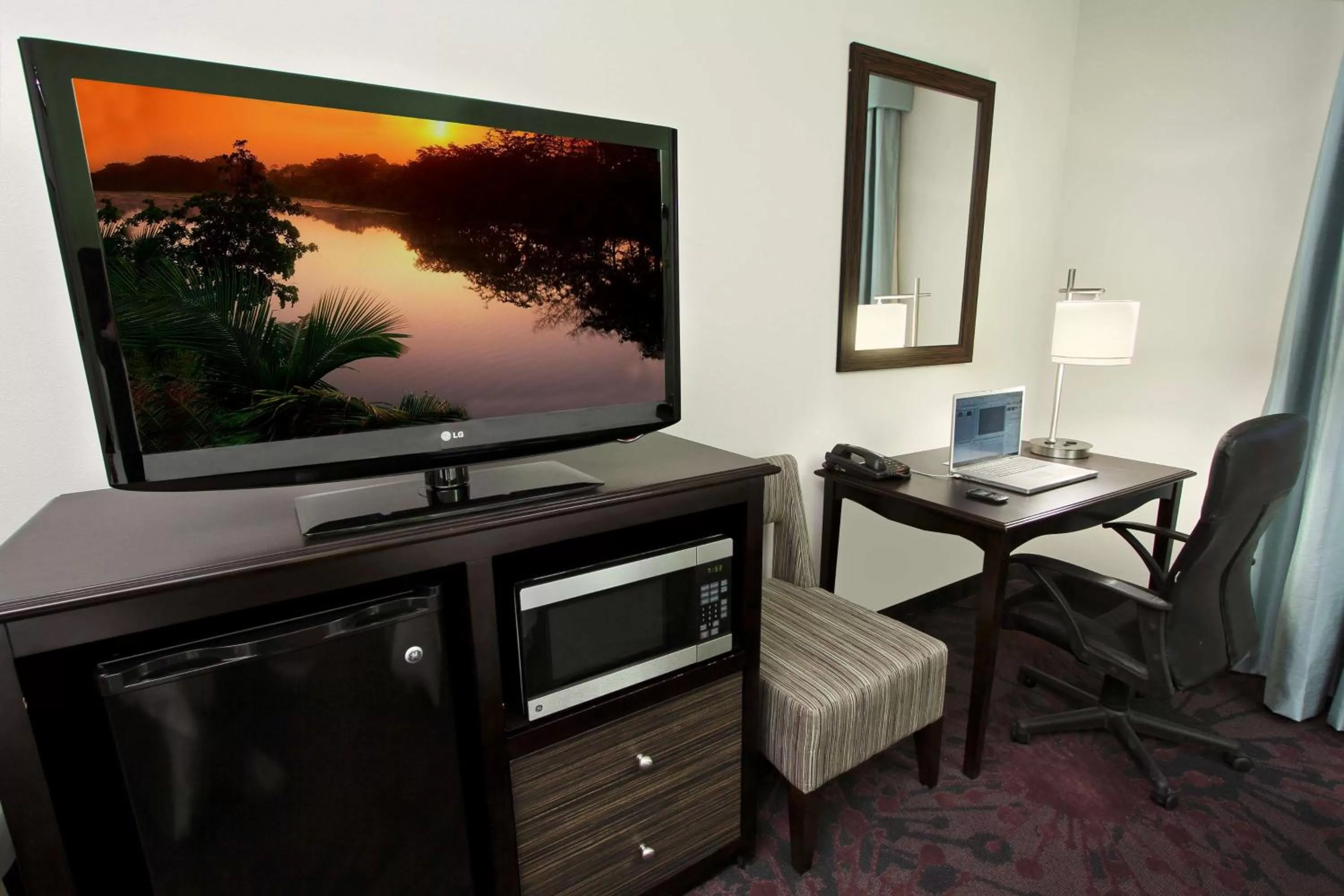 King Room with Bath - Hearing Accessible/Non-Smoking in Hampton Inn & Suites Winnie