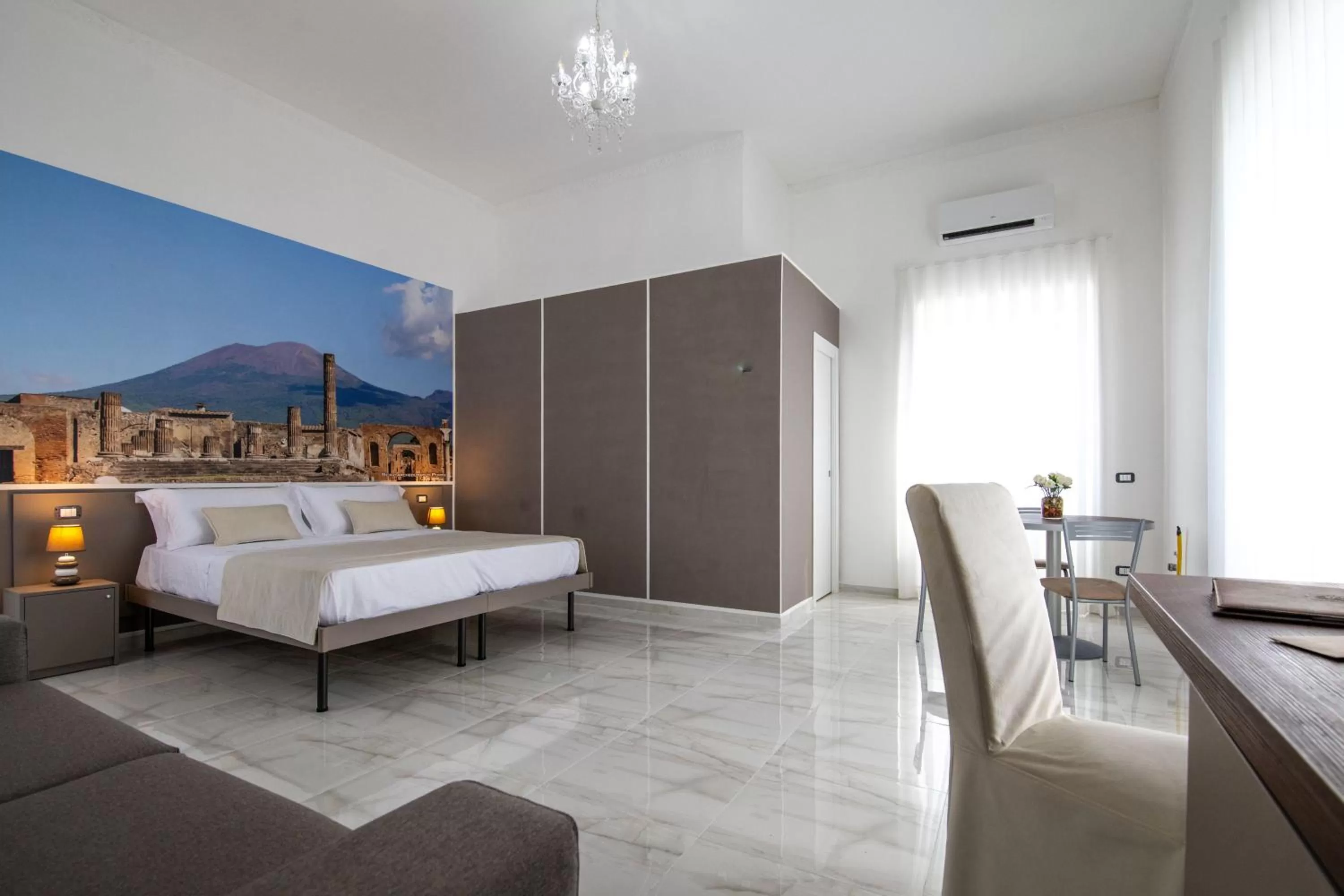 Photo of the whole room in Palazzo Caracciolo del Sole