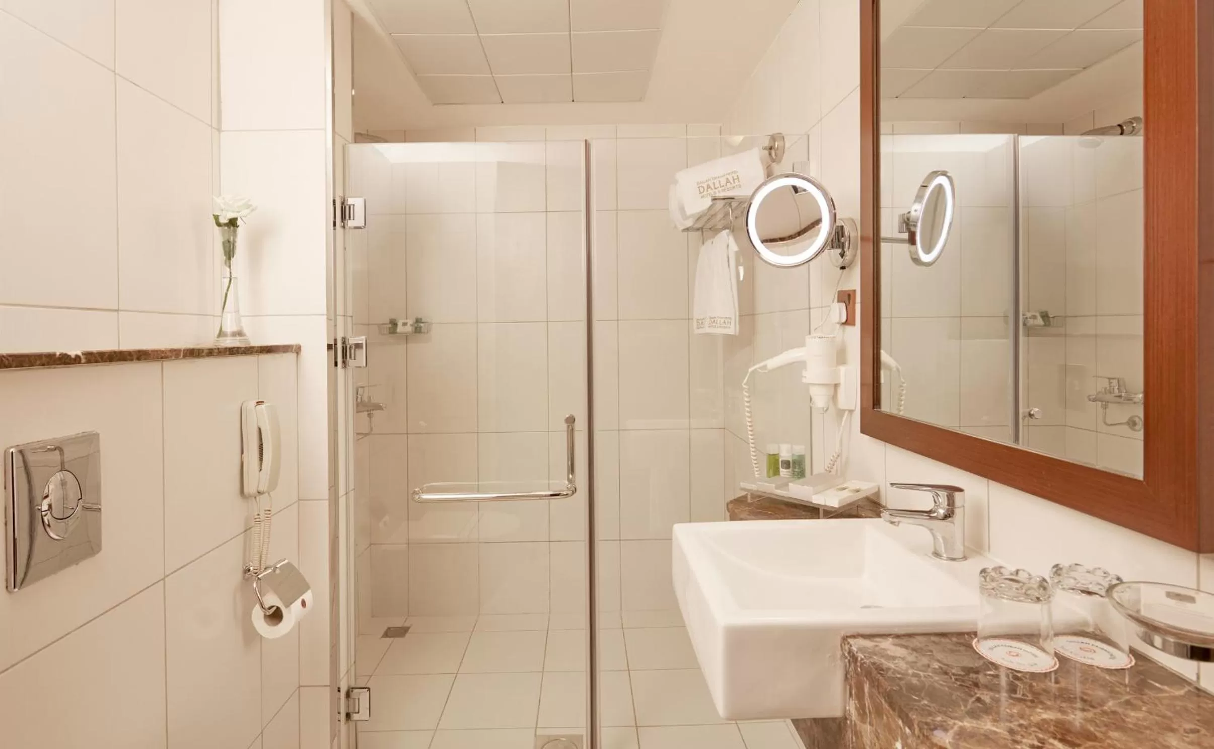 Shower in Dallah Taibah Hotel