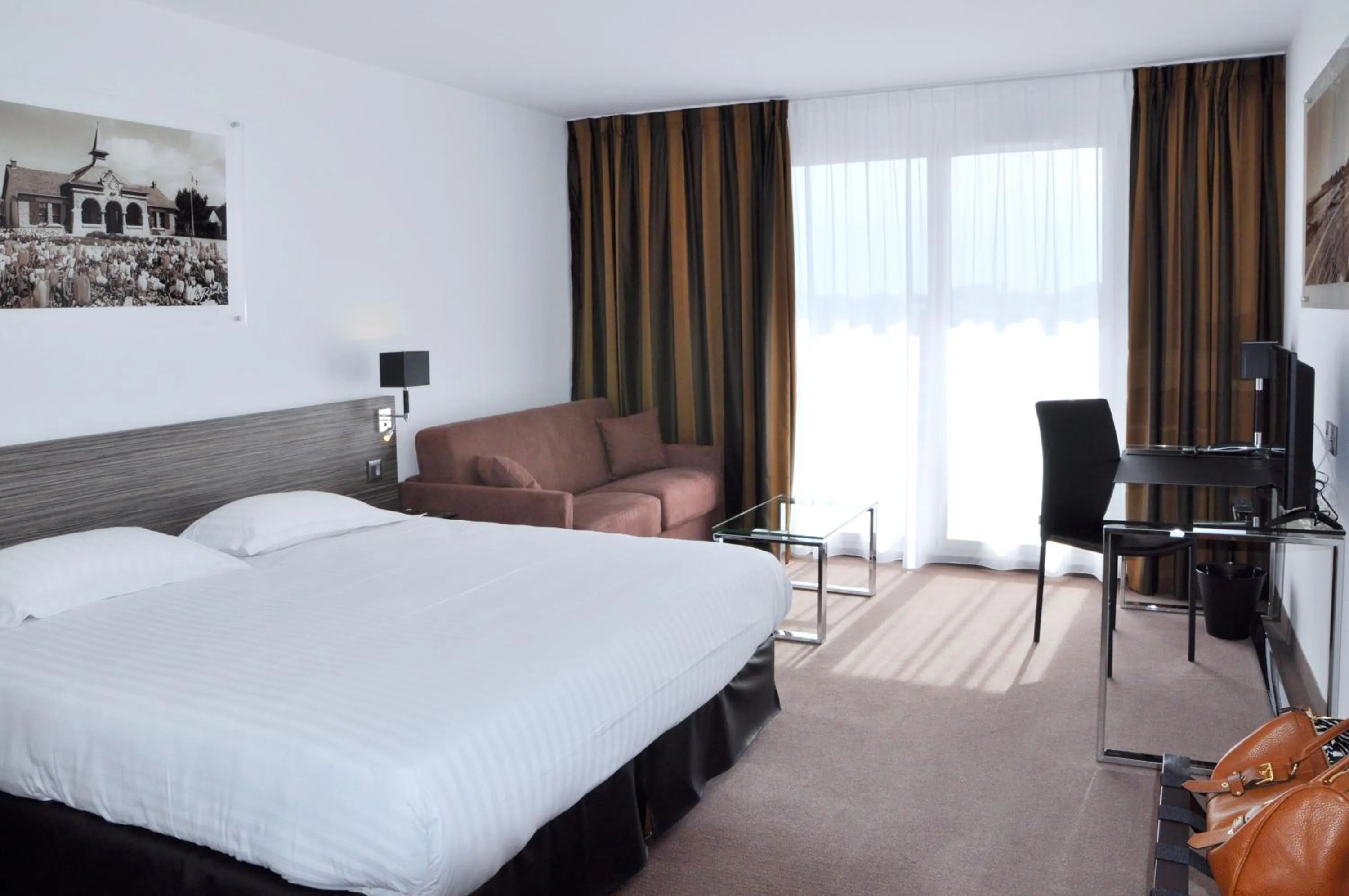 Bedroom, Bed in Golden Tulip La Baule Hotel and Residence