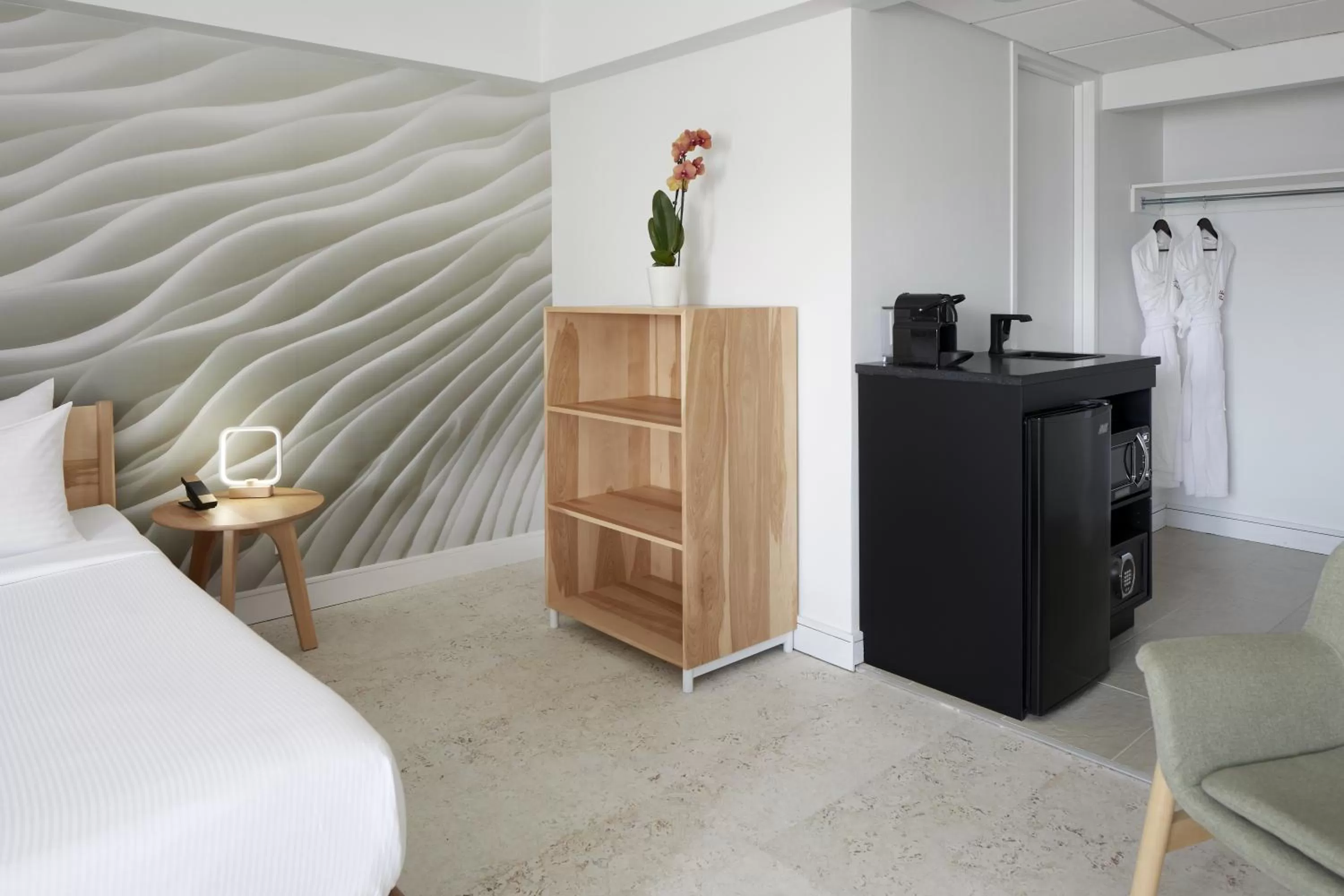 hair dresser, Bed in Hotel Ruby Foo's