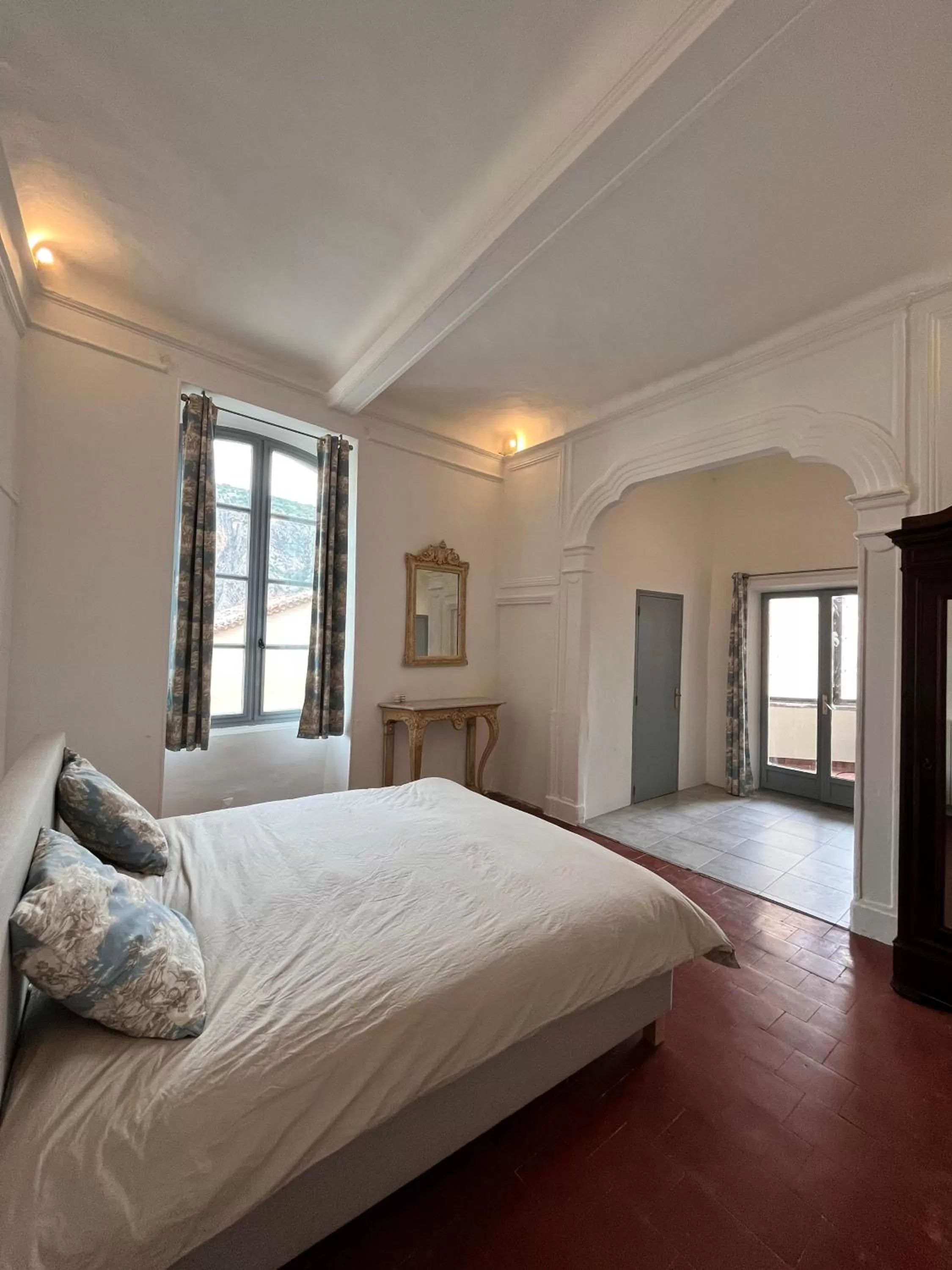 Photo of the whole room, Bed in La tour de Pezene