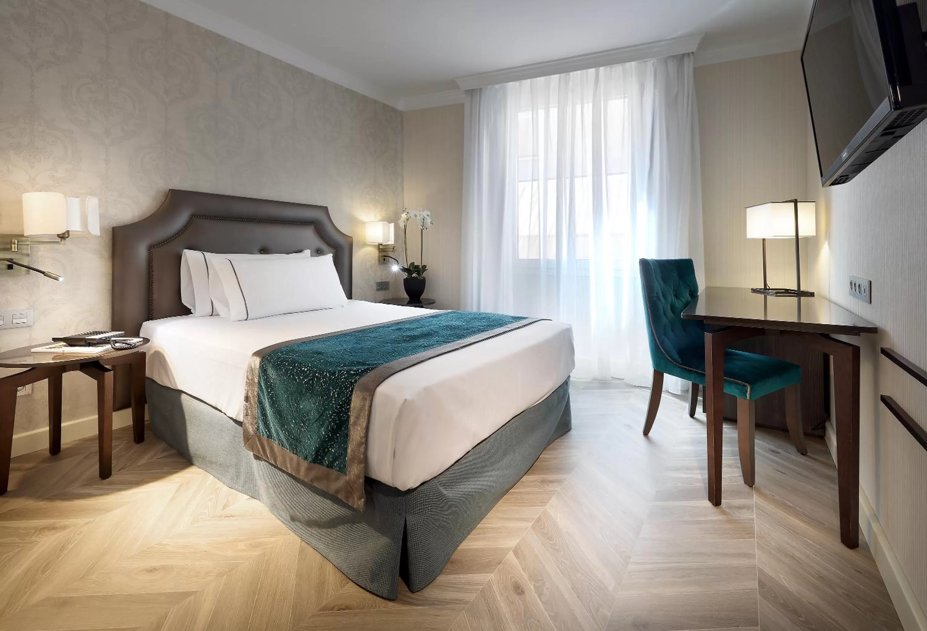 Photo of the whole room, Bed in Eurostars Casa de la Lírica