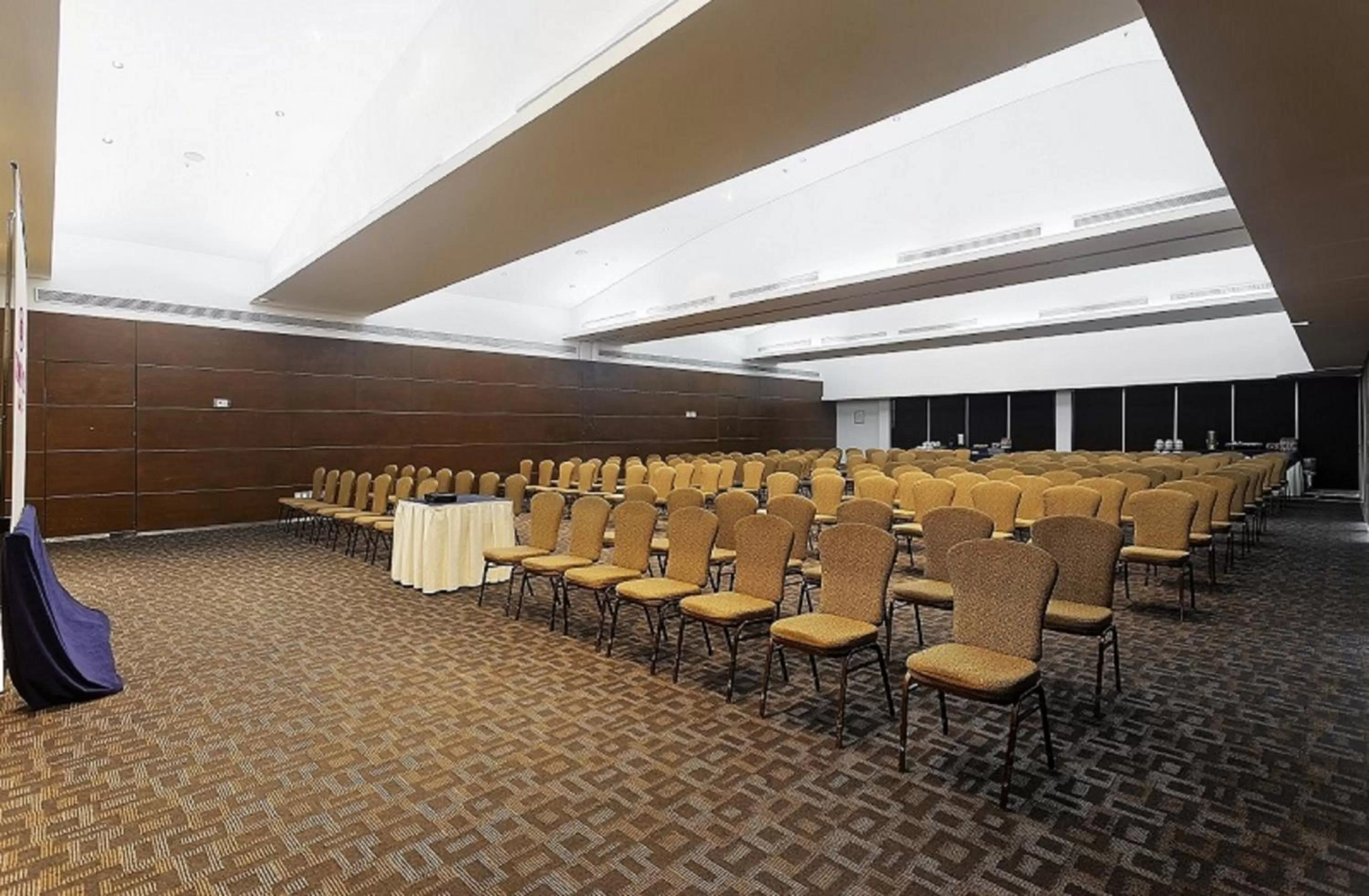 Meeting/conference room in Crowne Plaza Villahermosa by IHG