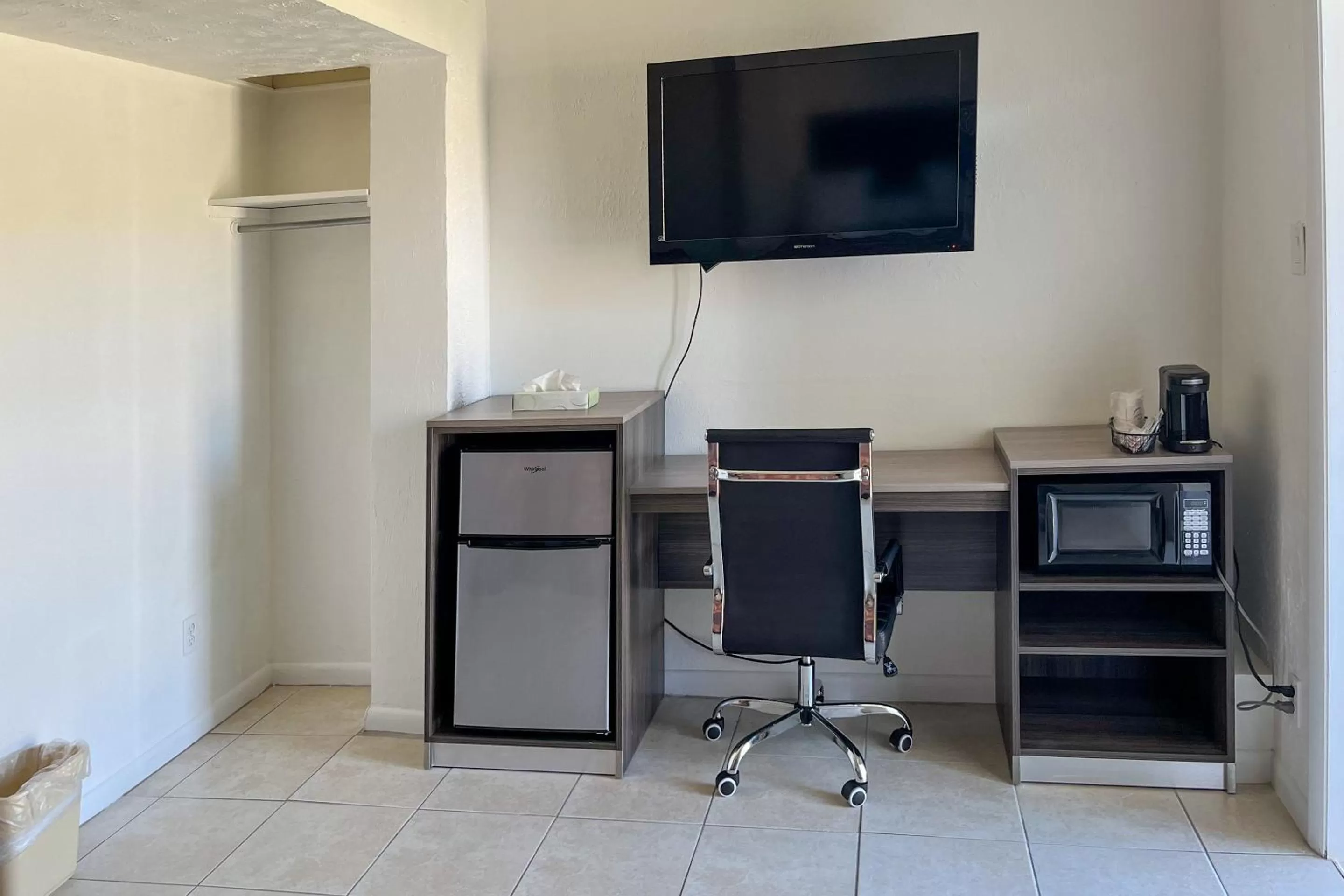 TV and multimedia in Captain's Table Hotel by Everglades Adventures