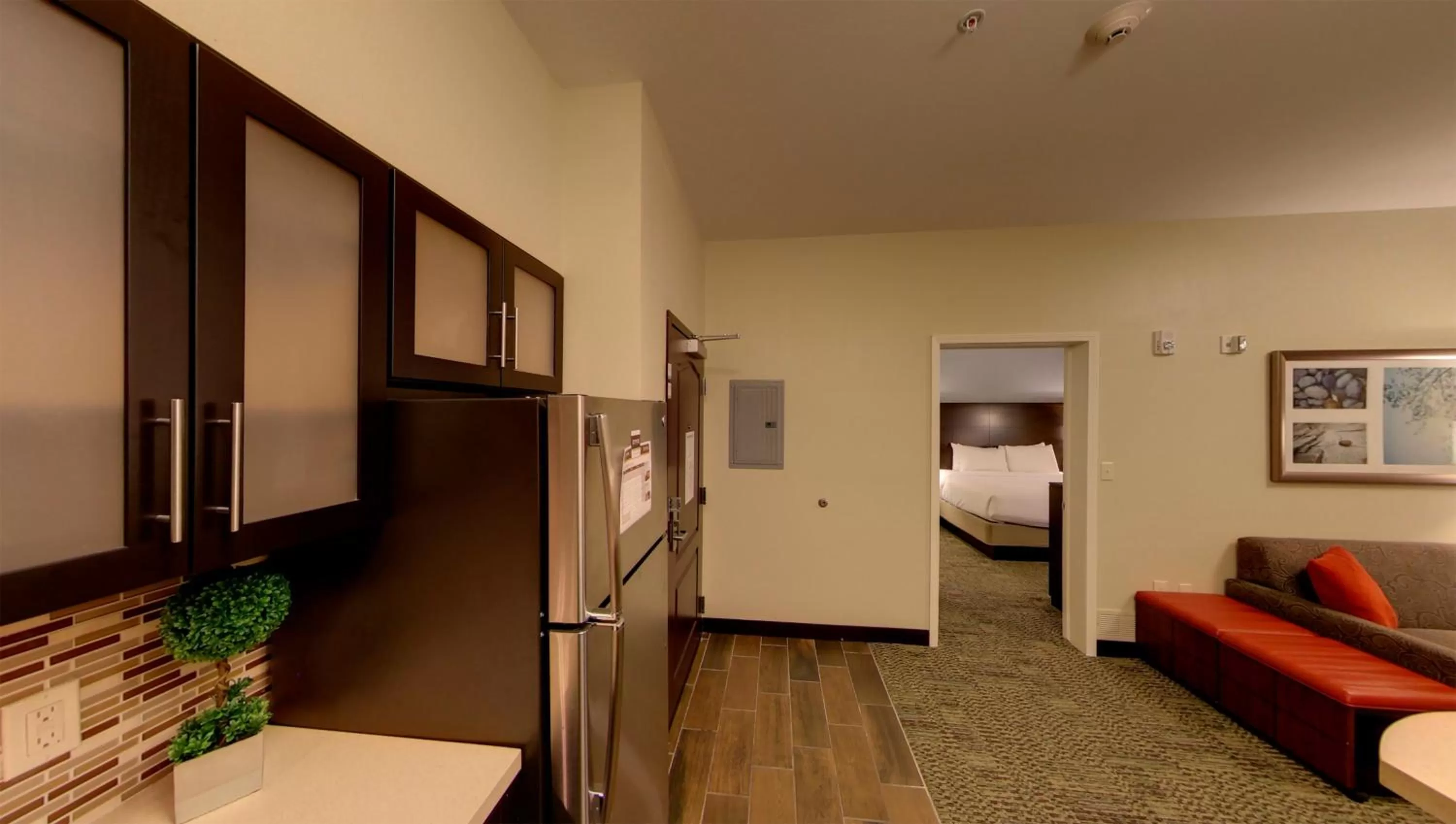 Photo of the whole room, Bed in Staybridge Suites Ann Arbor - Research Parkway by IHG