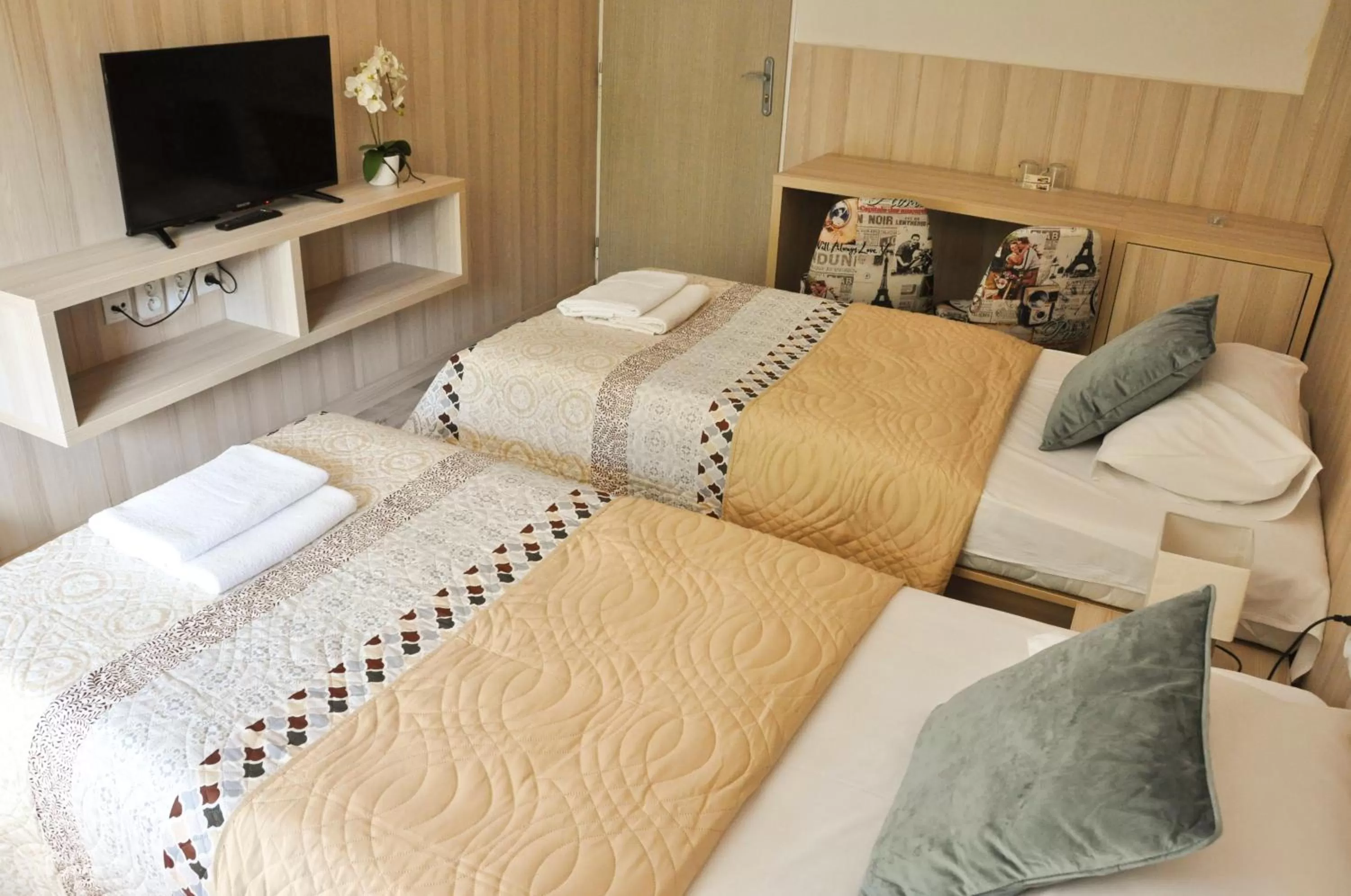 Photo of the whole room, Bed in Hotel Garni