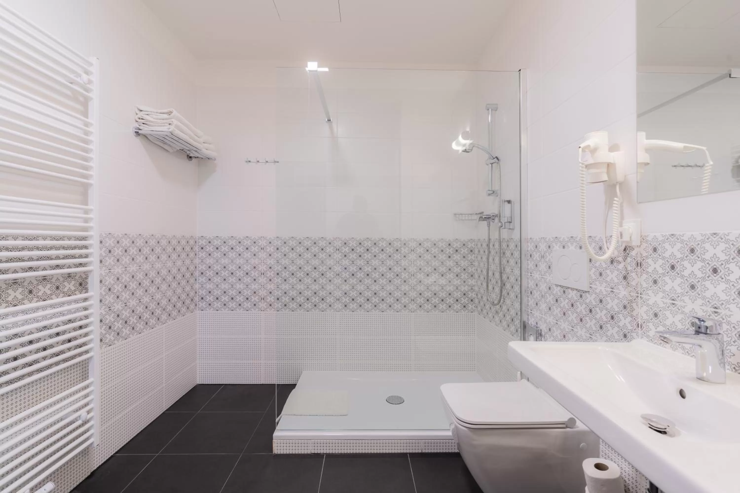 Shower in EA ApartHotel Melantrich