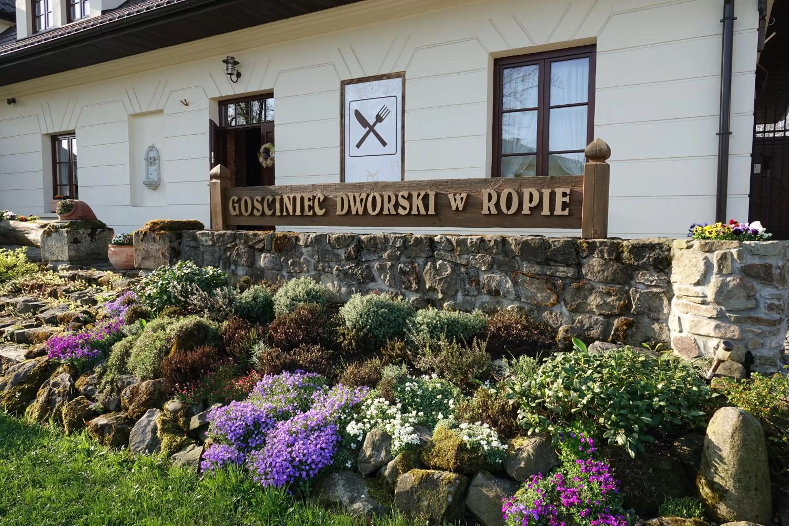 Property building in Gościniec Dworski w Ropie - Pokoje gościnne