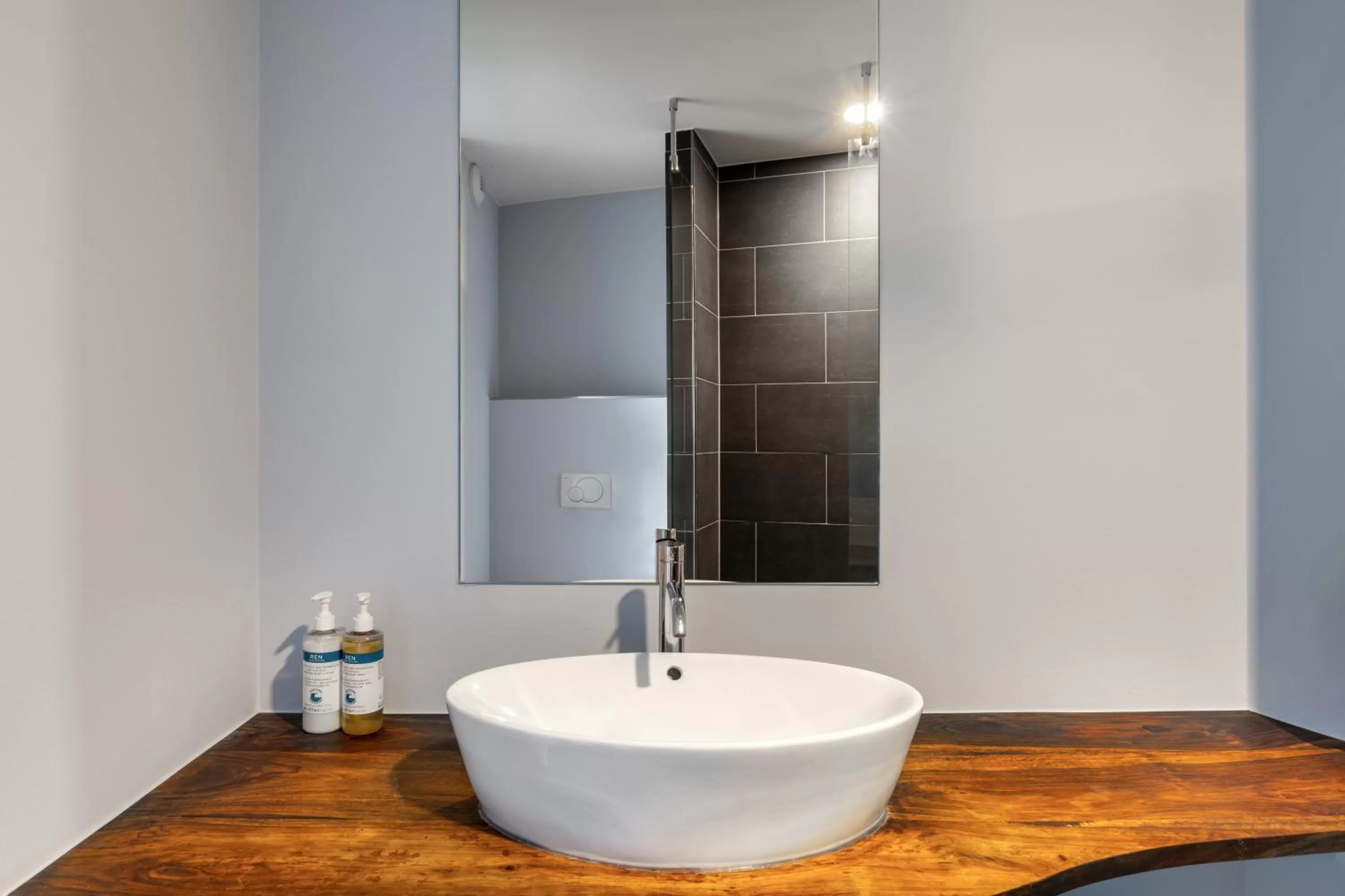 Bathroom in Numa Berlin Boxer