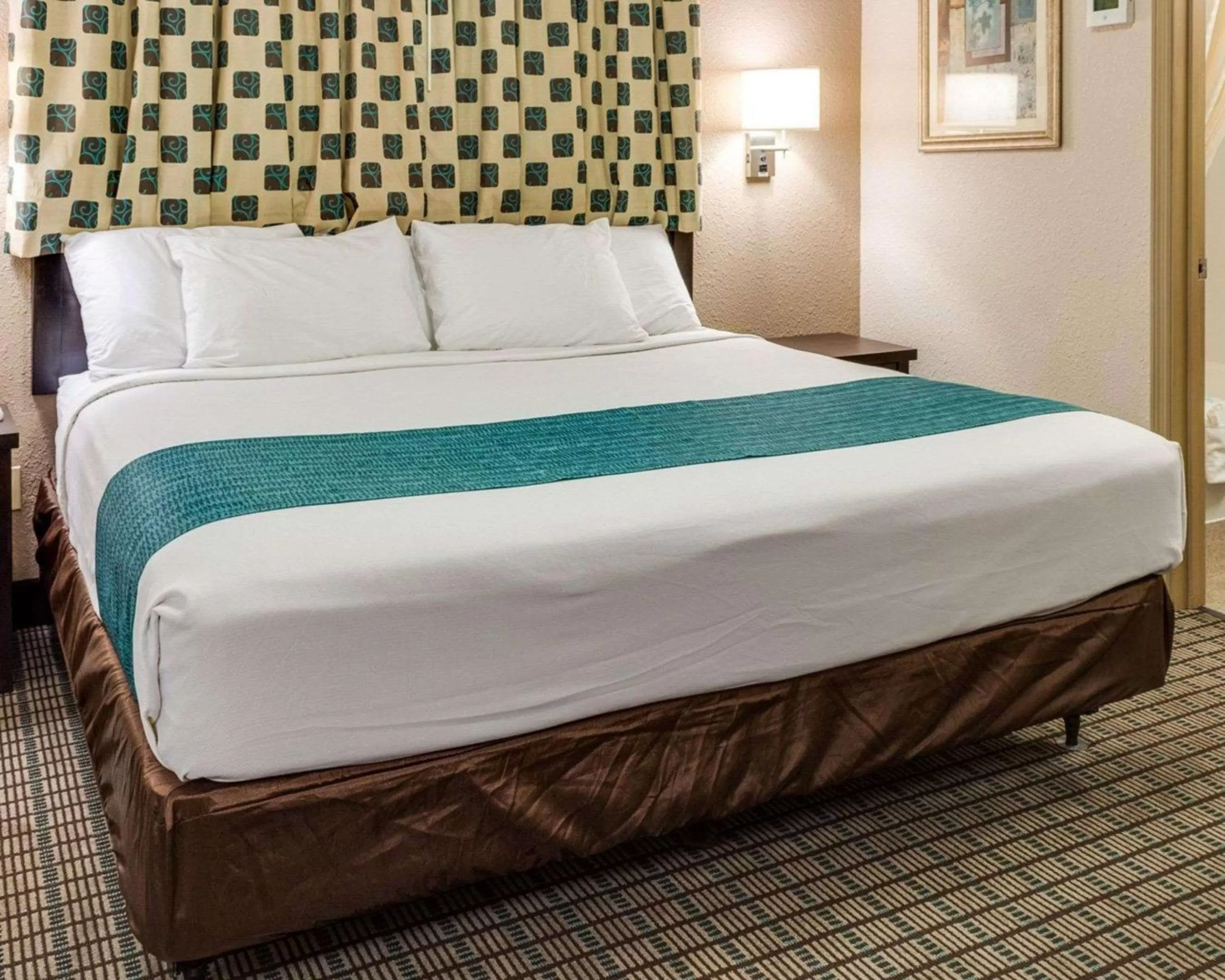 Photo of the whole room, Bed in Suburban Studios Avondale