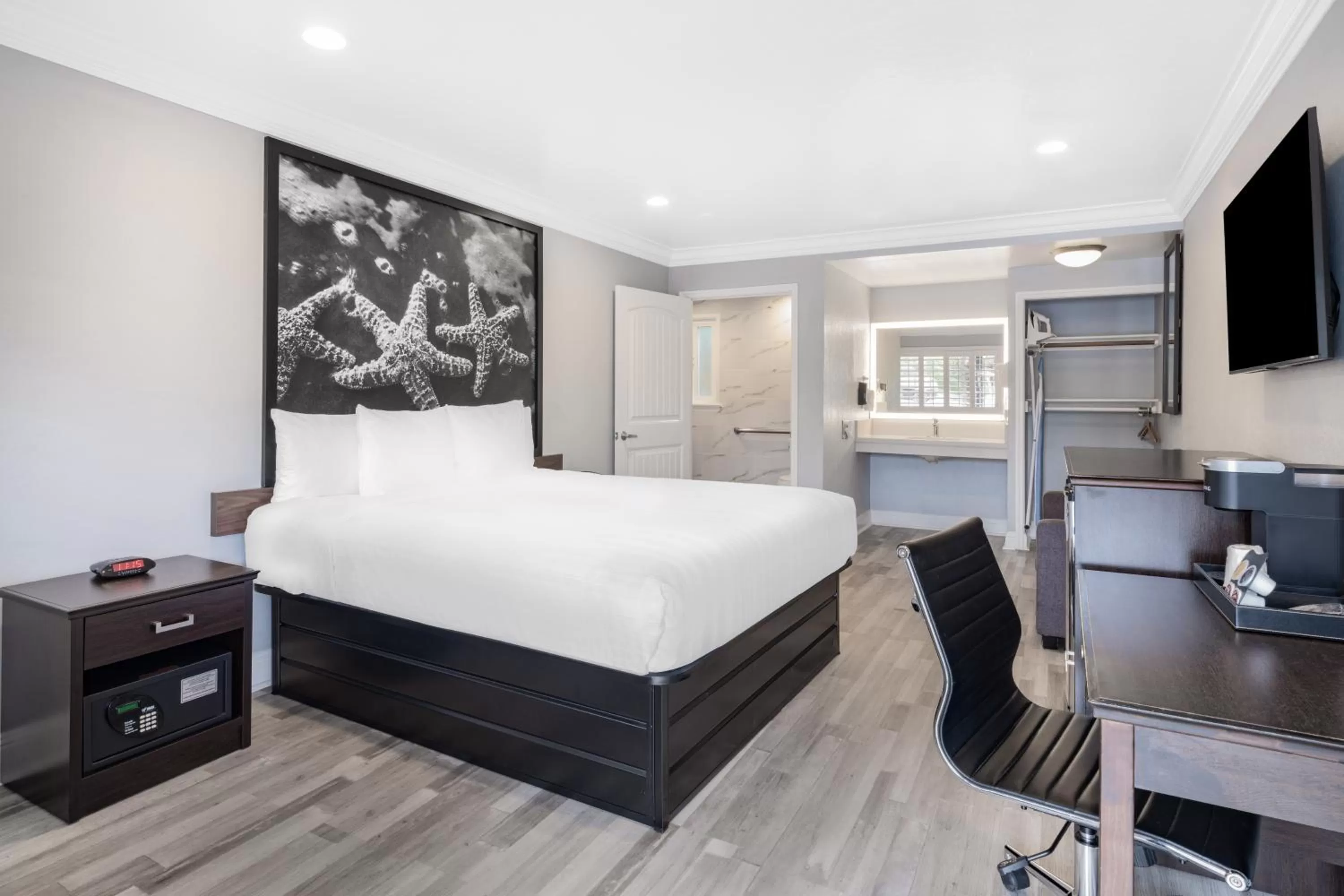 Photo of the whole room, Bed in Aura Inn Monterey