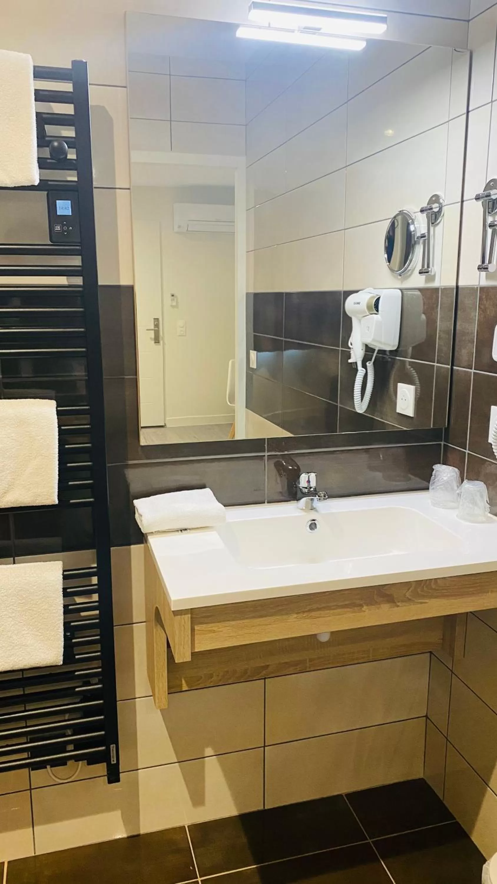 Bathroom in Hotel Martinez Grenay