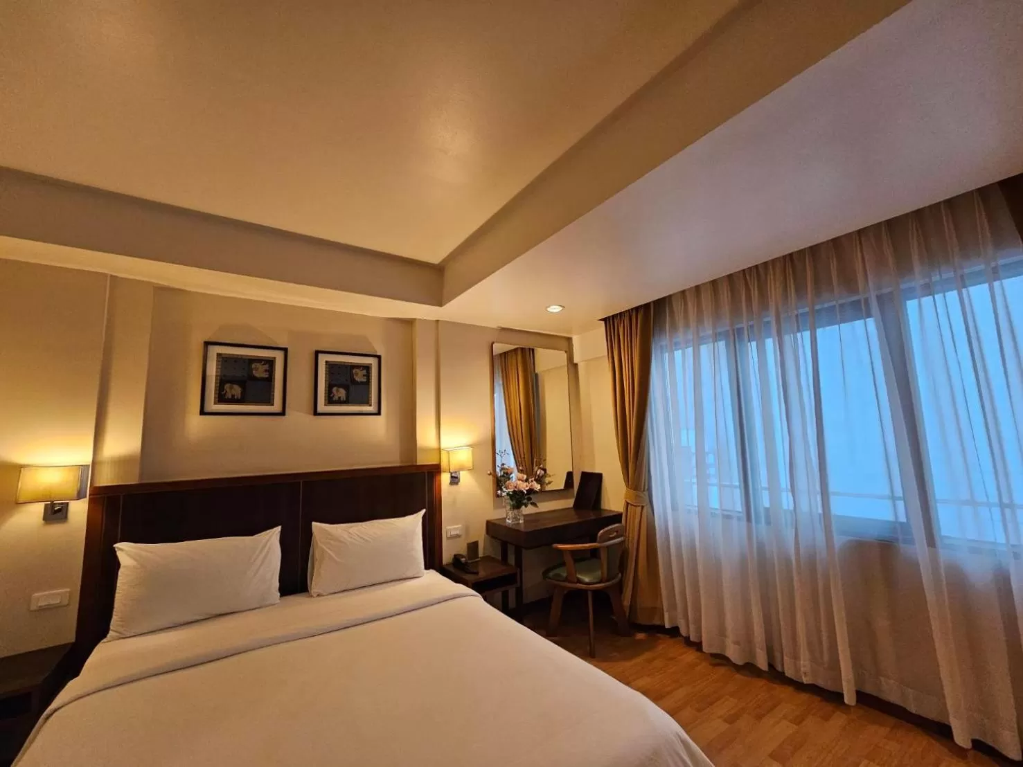 Bedroom, Bed in Dynasty Inn