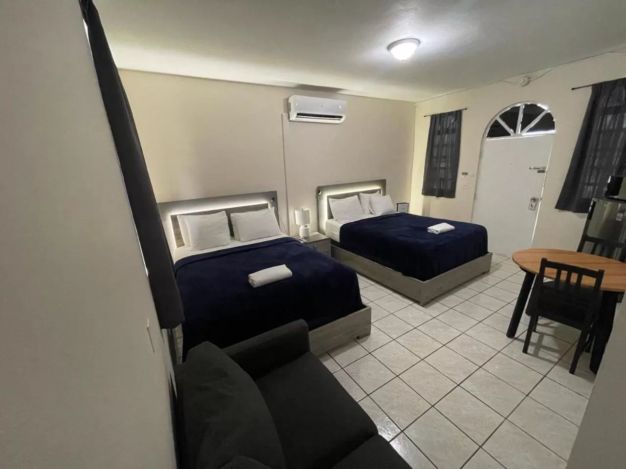 Photo of the whole room, Bed in The Village Inn