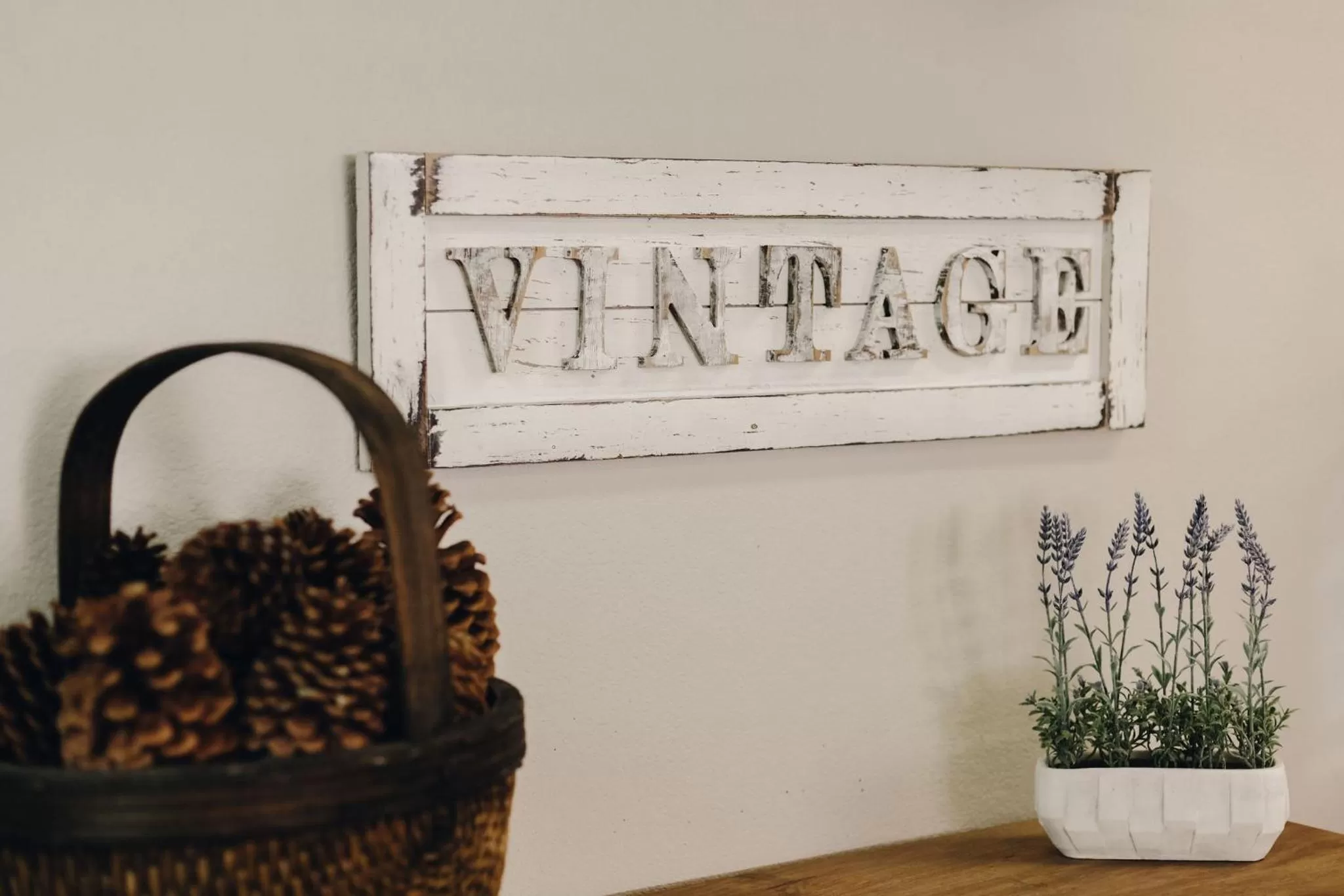 Property Logo/Sign in Vintage Lakeside Inn