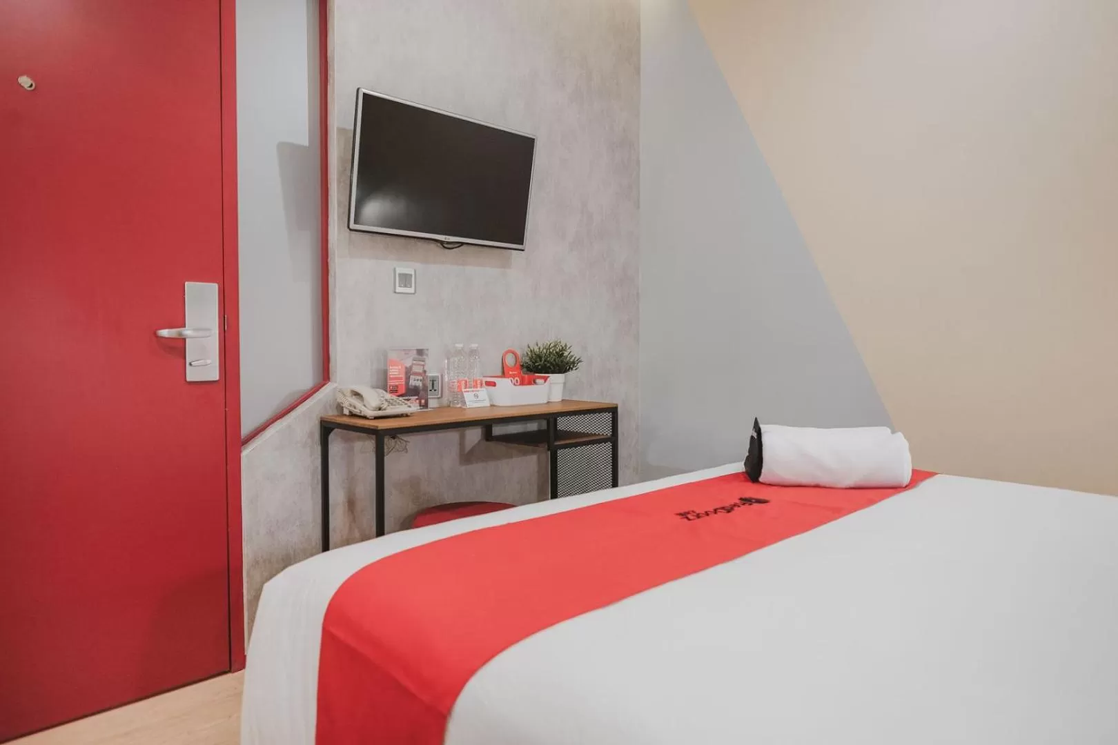 Bed in RedDoorz Plus @ Thamrin