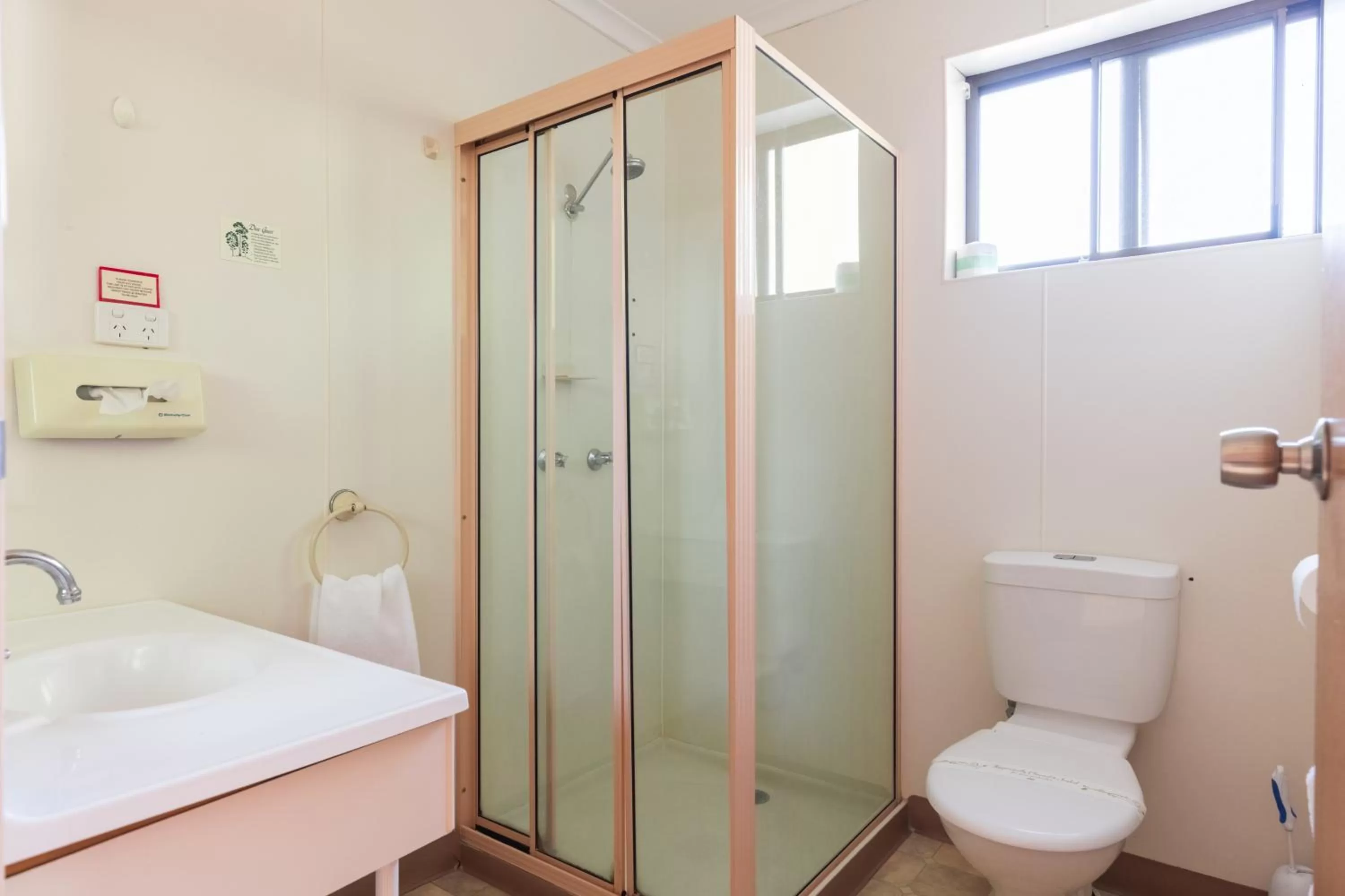 Bathroom in Midlands Motel