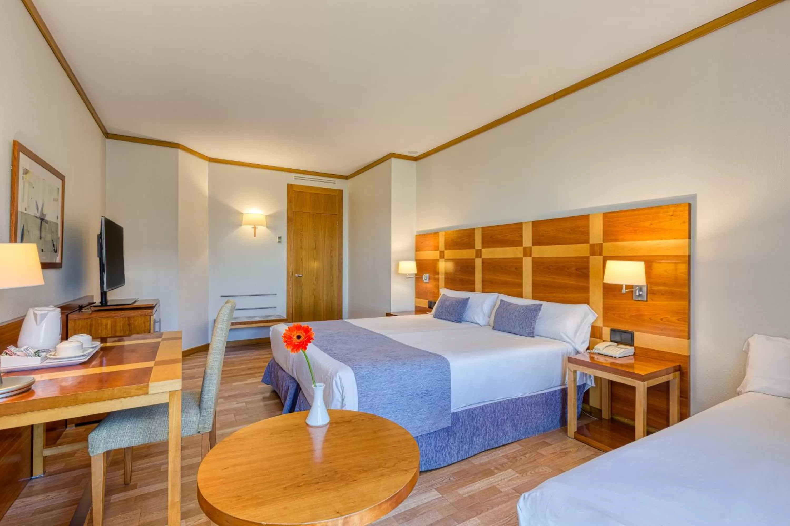 Photo of the whole room, Bed in Senator Parque Central