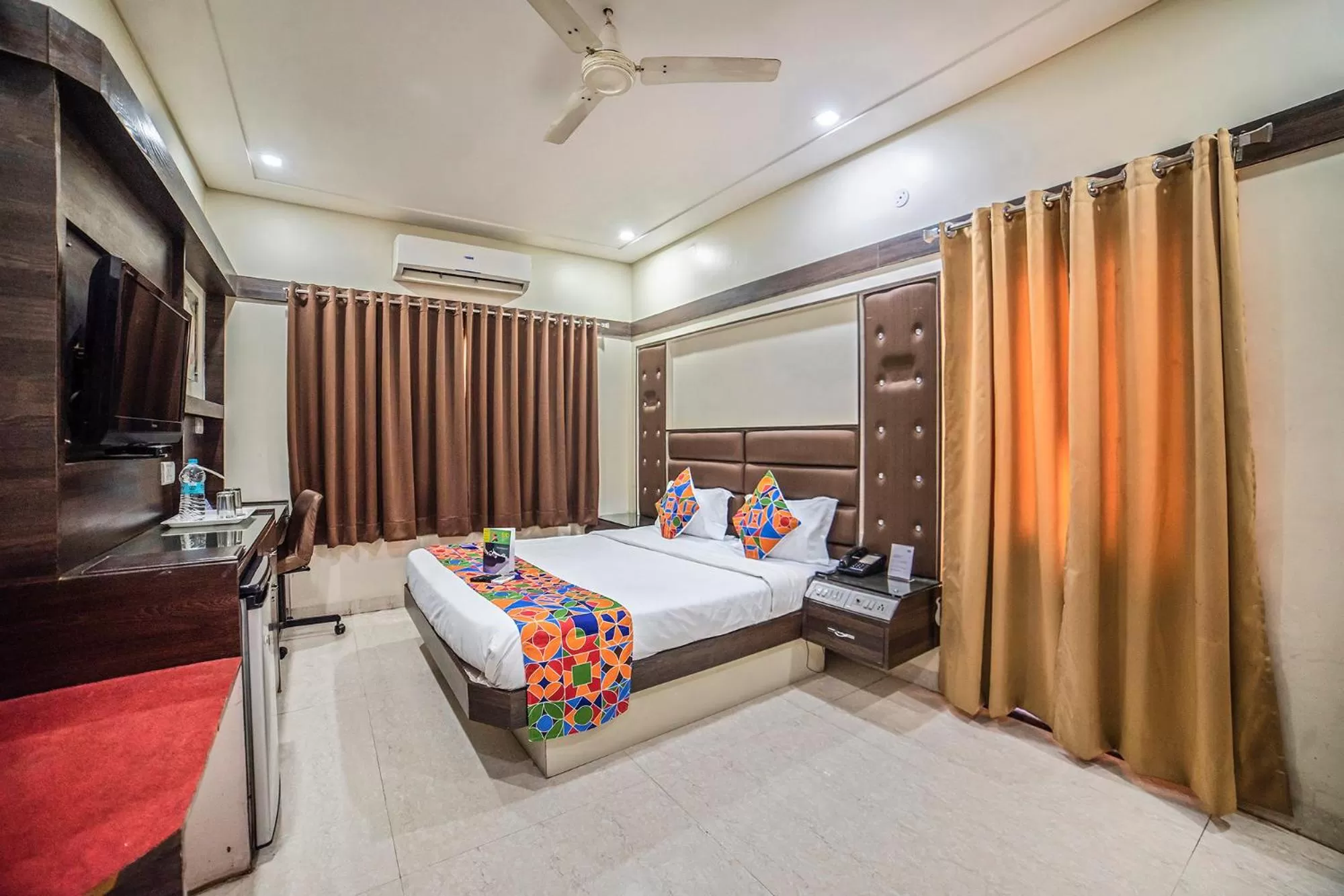 Bedroom, Bed in FabHotel Santoor Geeta Bhawan Square