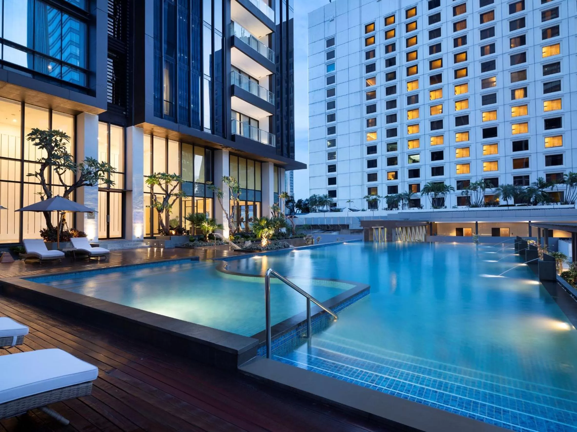 Swimming pool in Mangkuluhur ARTOTEL SUITES