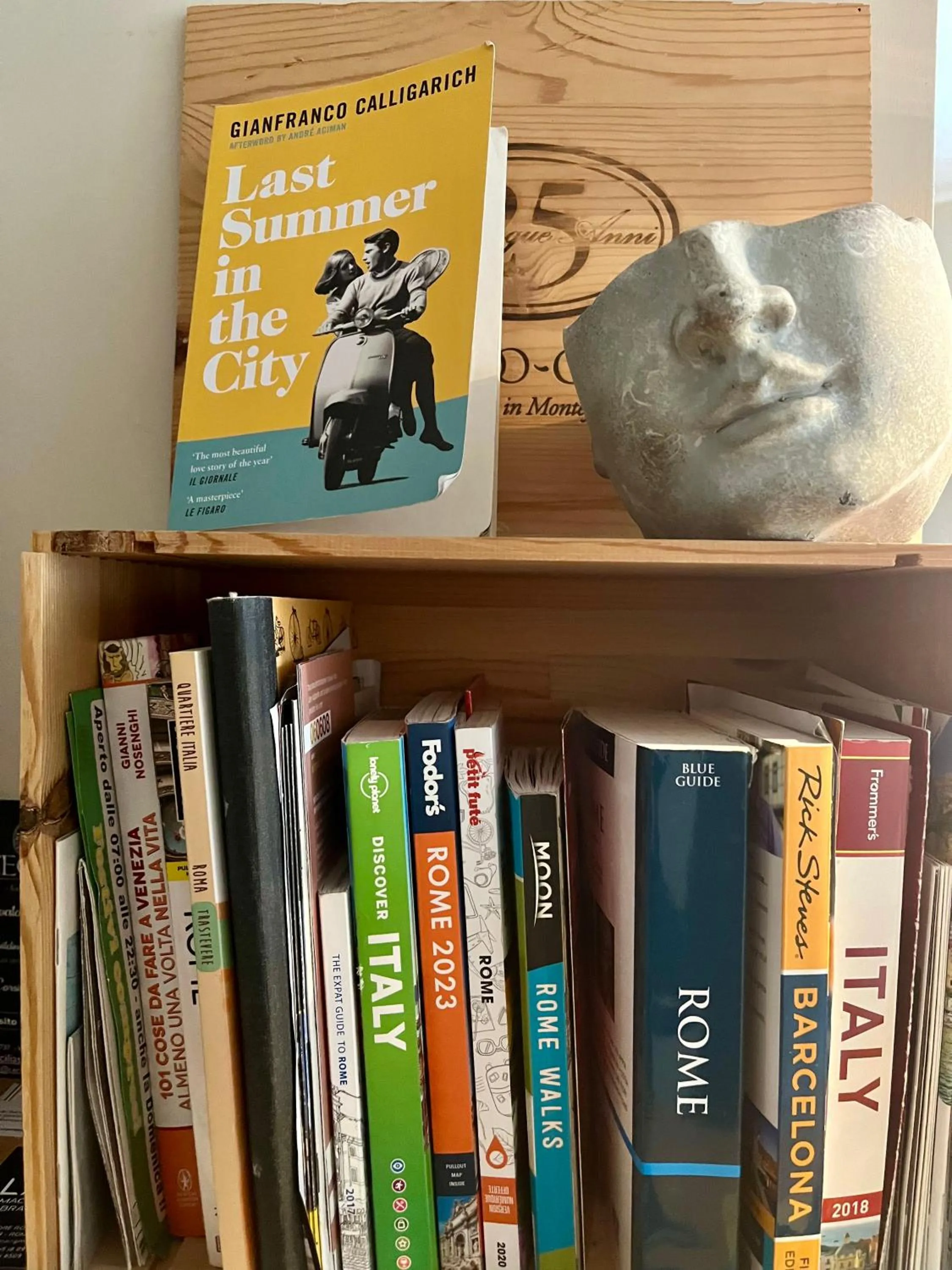 Library in Palazzo Baj in Trastevere