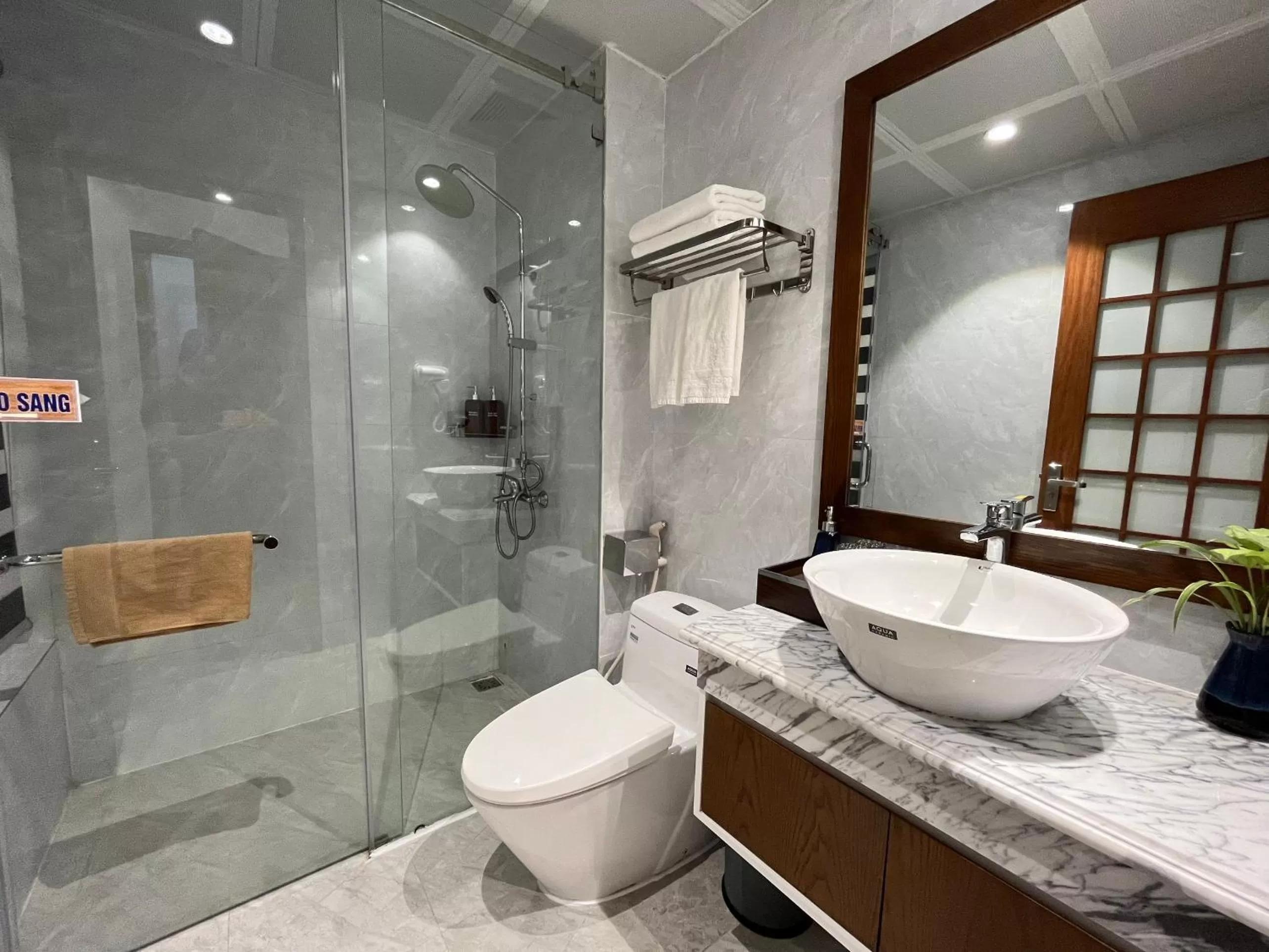 Shower in Samatha Hotel Bai Chay, Ha Long