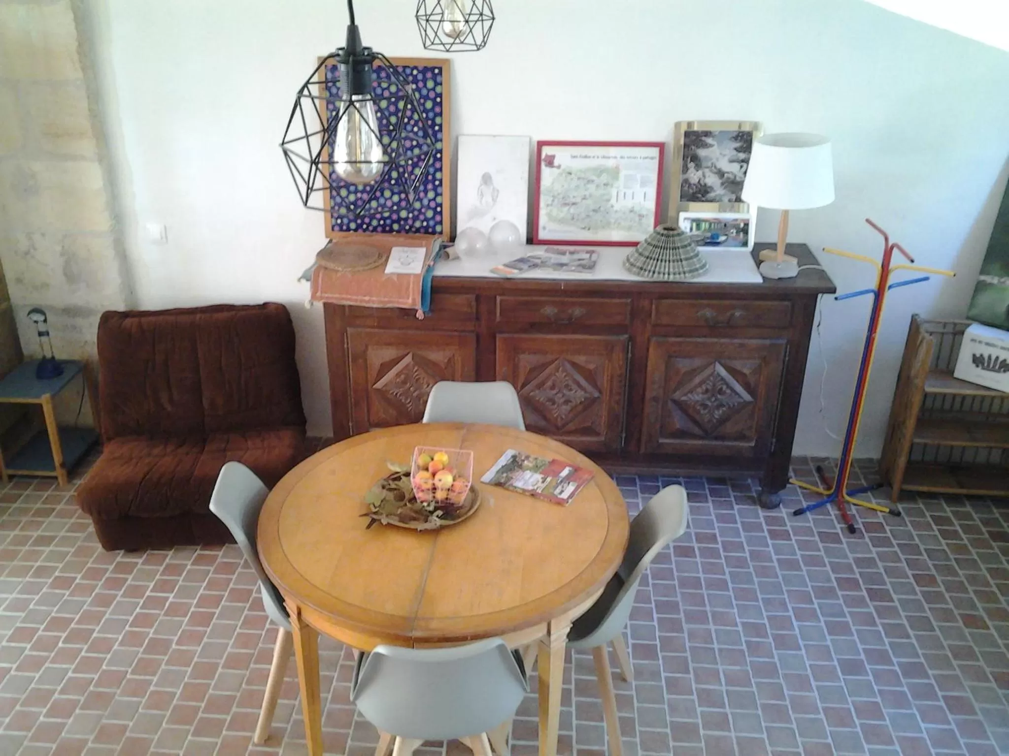 Communal lounge/ TV room in Au Vélo dans l'Arbre