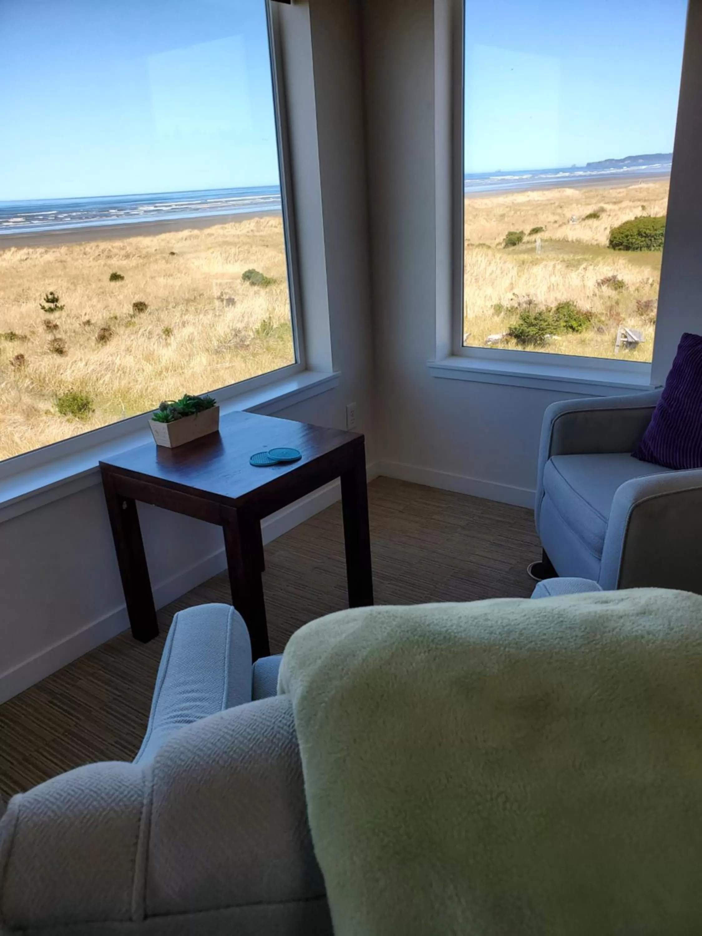 Living room, Seating Area in Moonstone Beach Motel