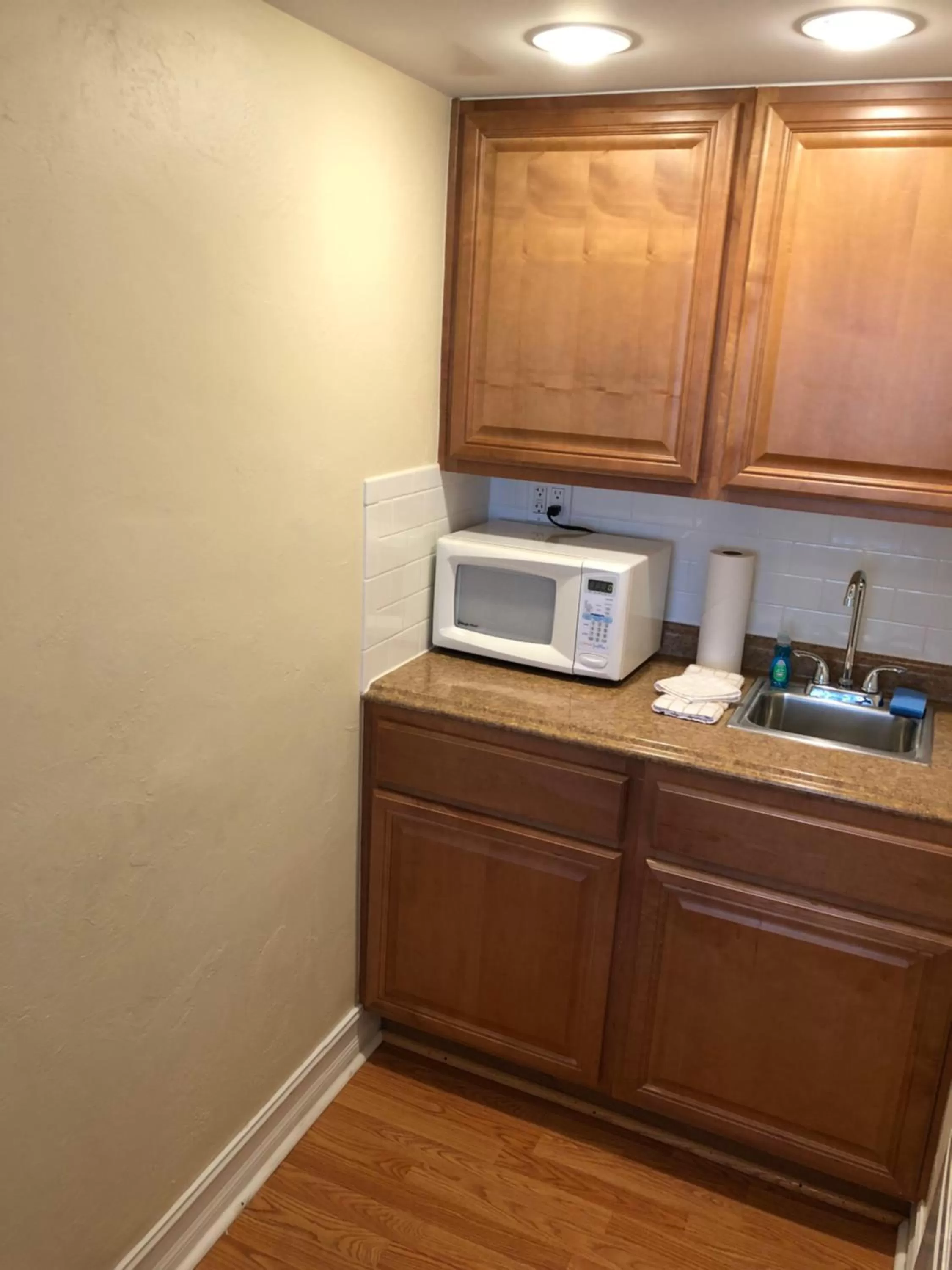 Kitchen or kitchenette in Harborside Motel & Marina