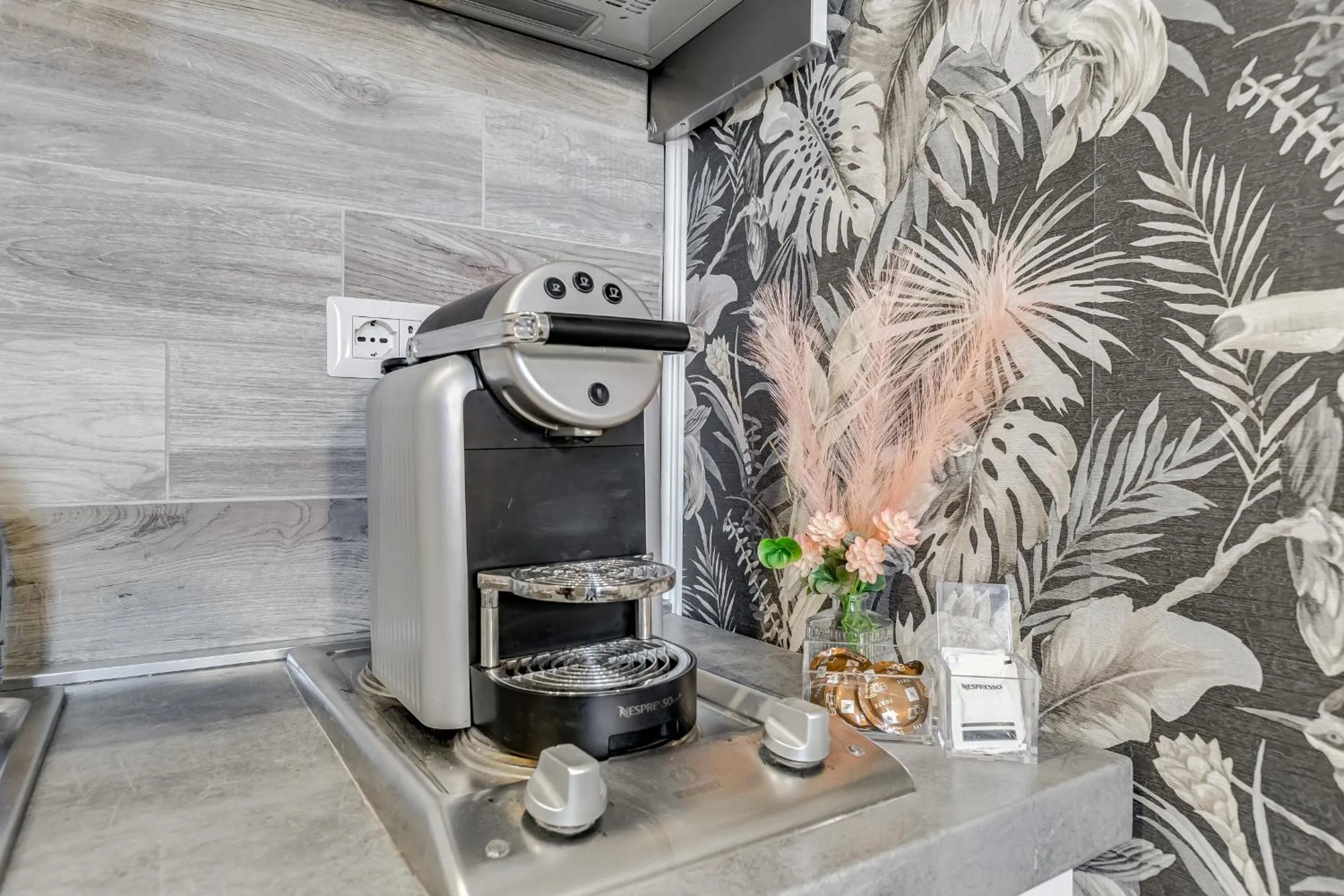 Communal lounge/ TV room in Hanky Suite