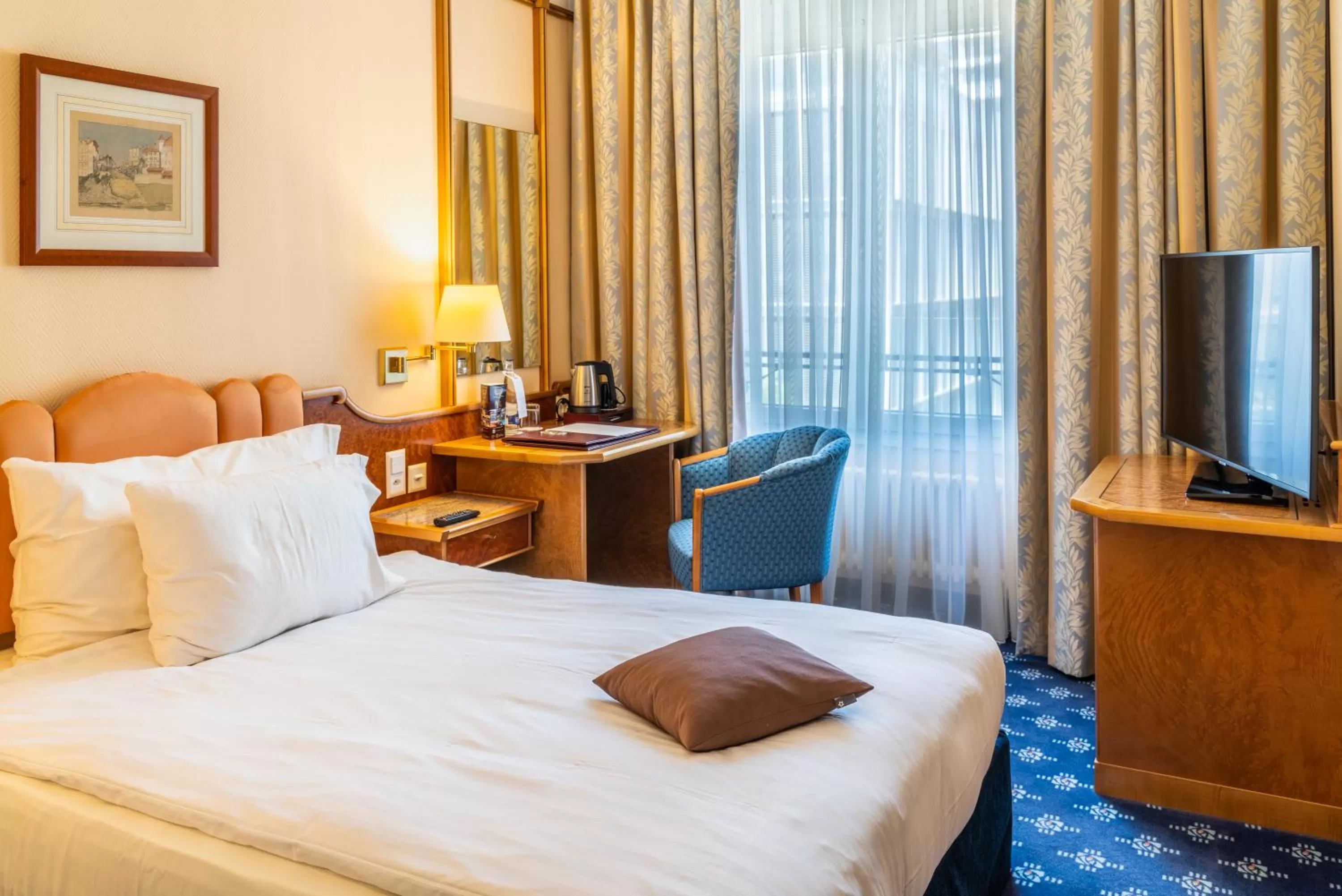 Photo of the whole room, Bed in Best Western Plus Hotel Mirabeau