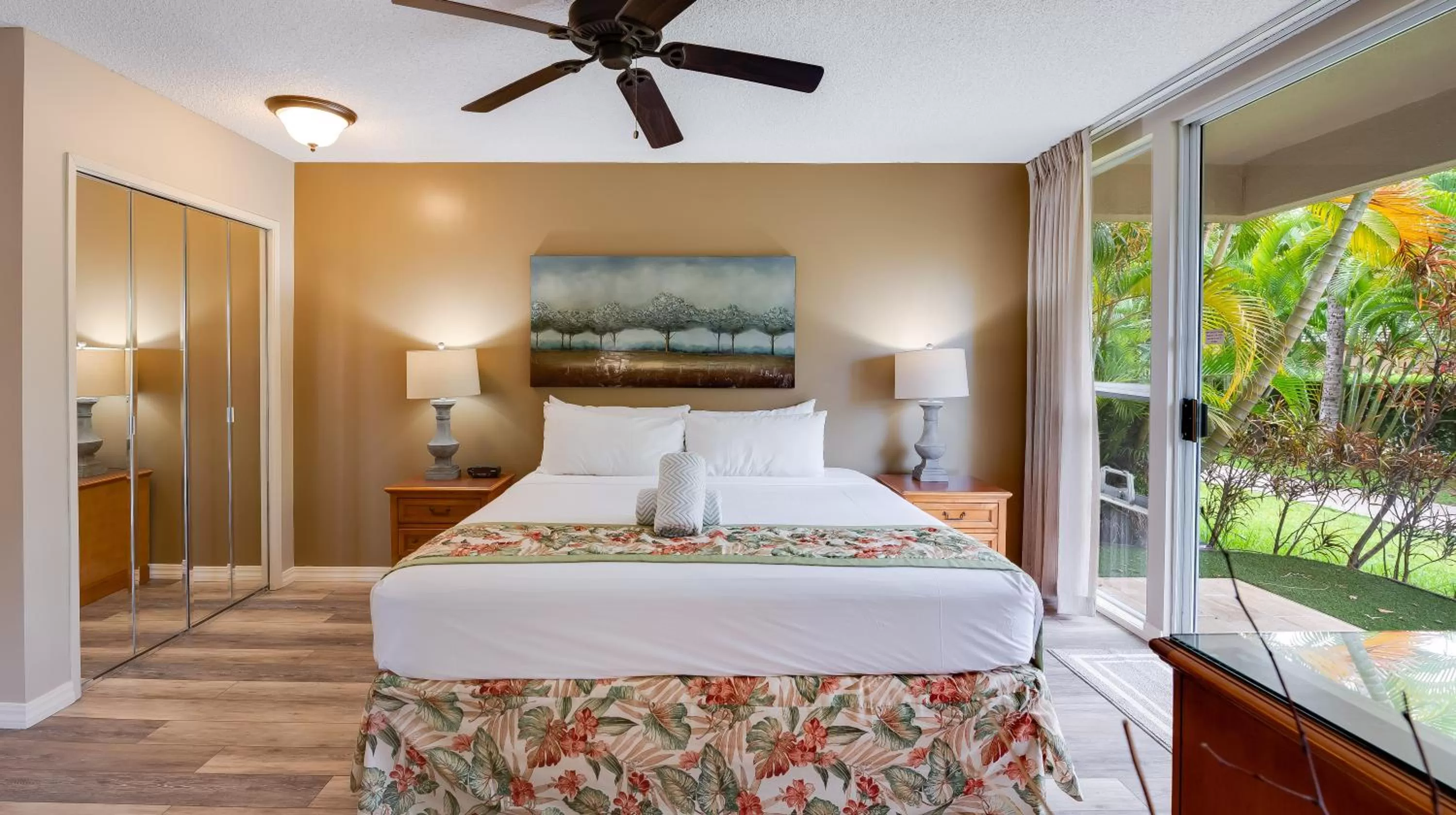 Bed in Castle Maui Banyan