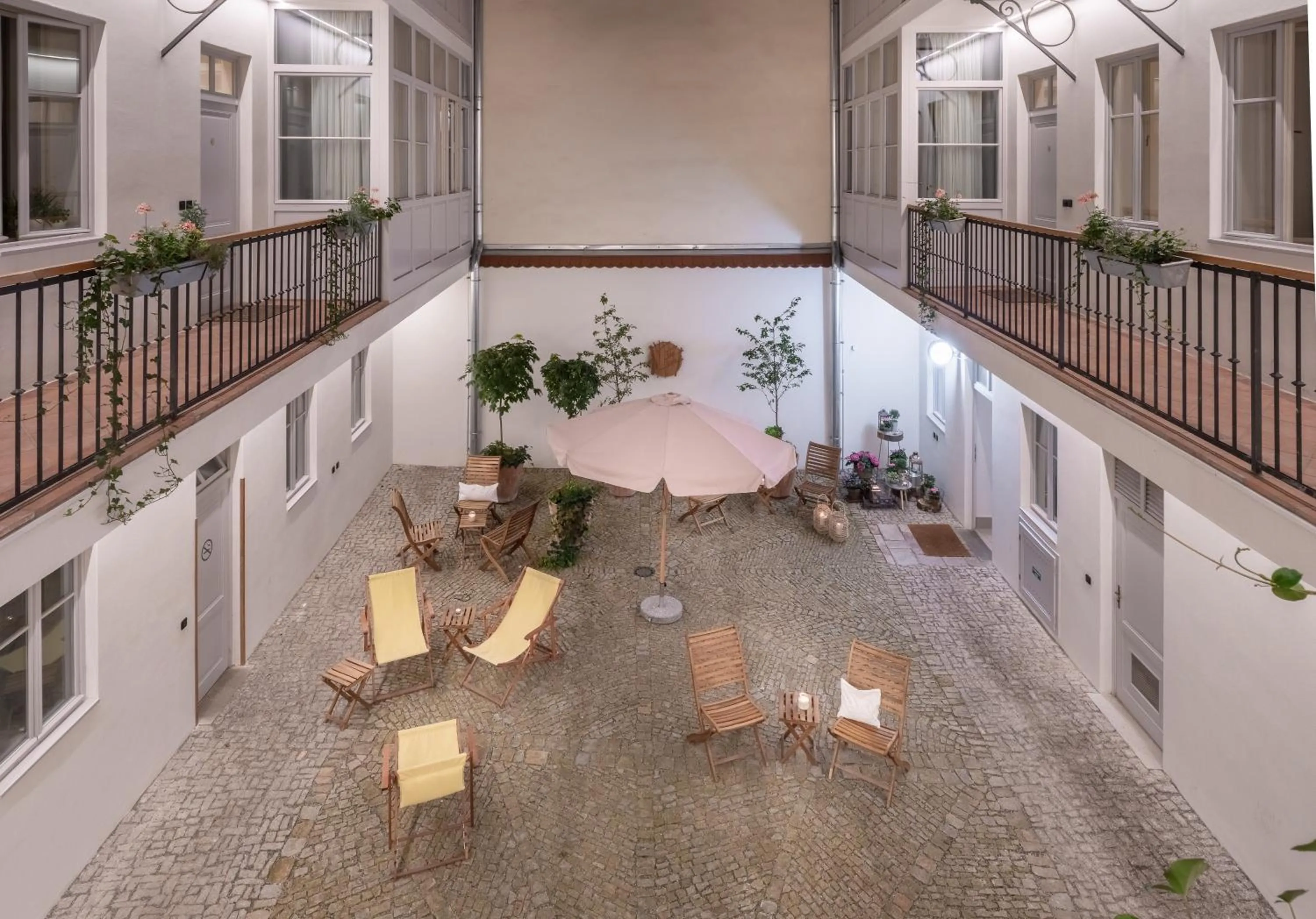 Lobby or reception in 4 Trees Apartments by Adrez