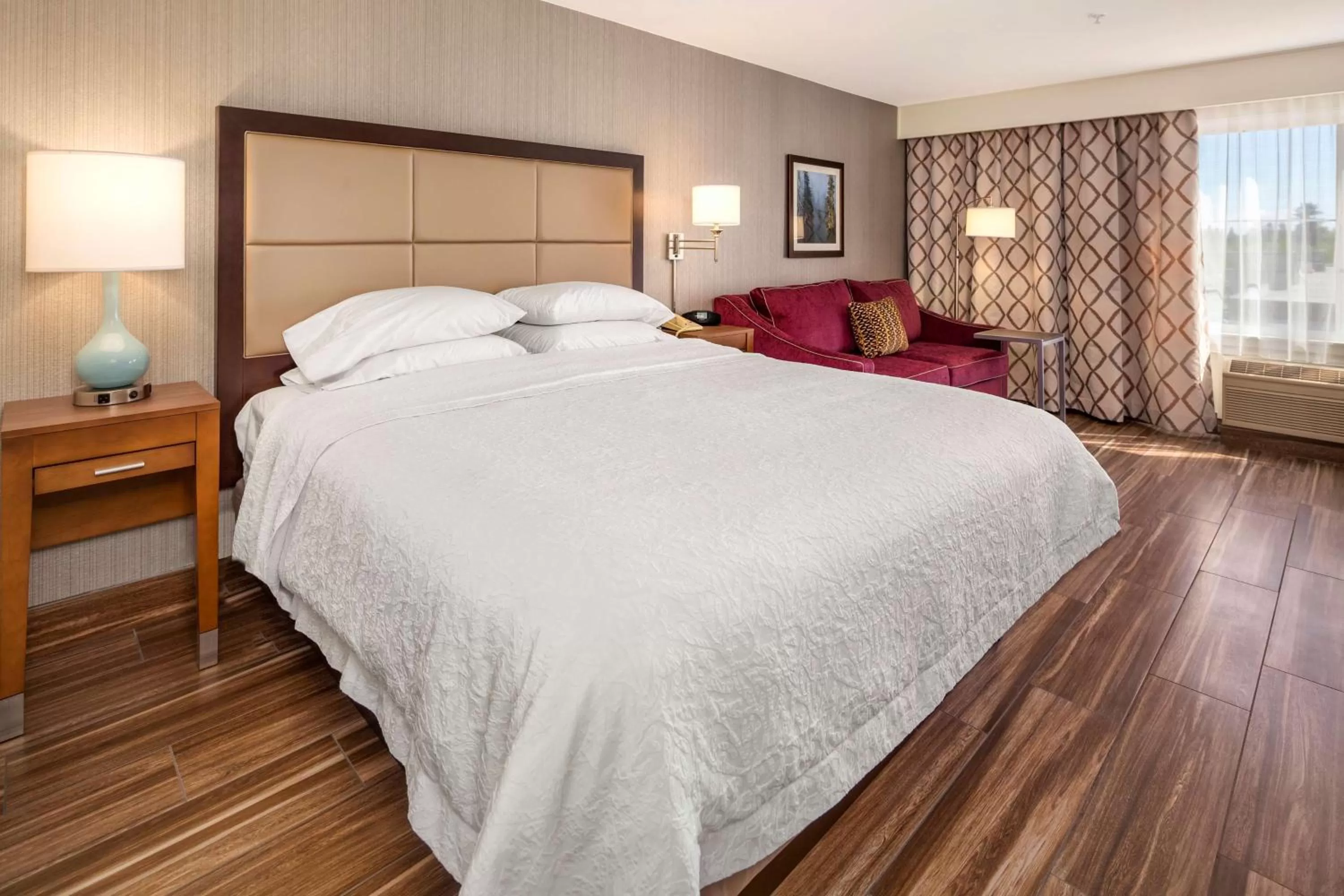 Bed in Hampton Inn & Suites Seattle North/Lynnwood