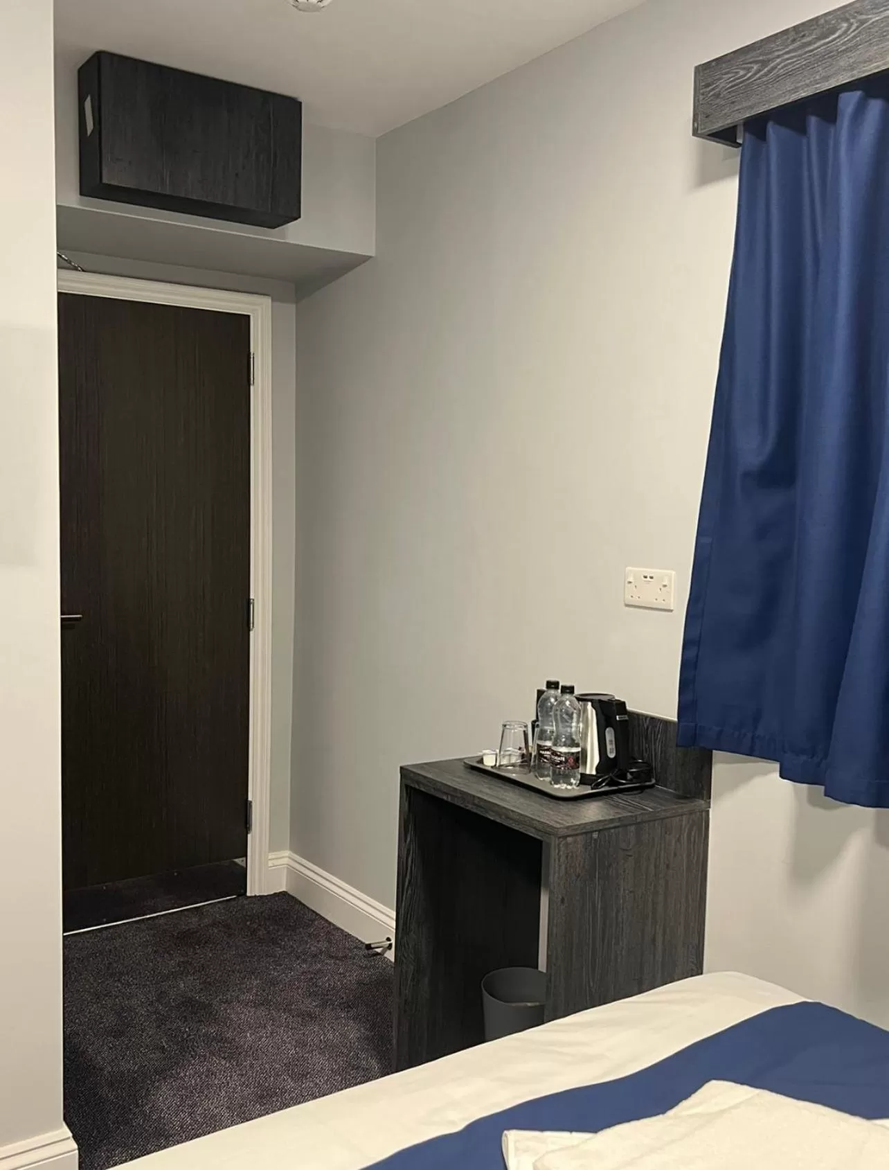 Coffee/tea facilities, Bed in Blue Sapphire Hotel