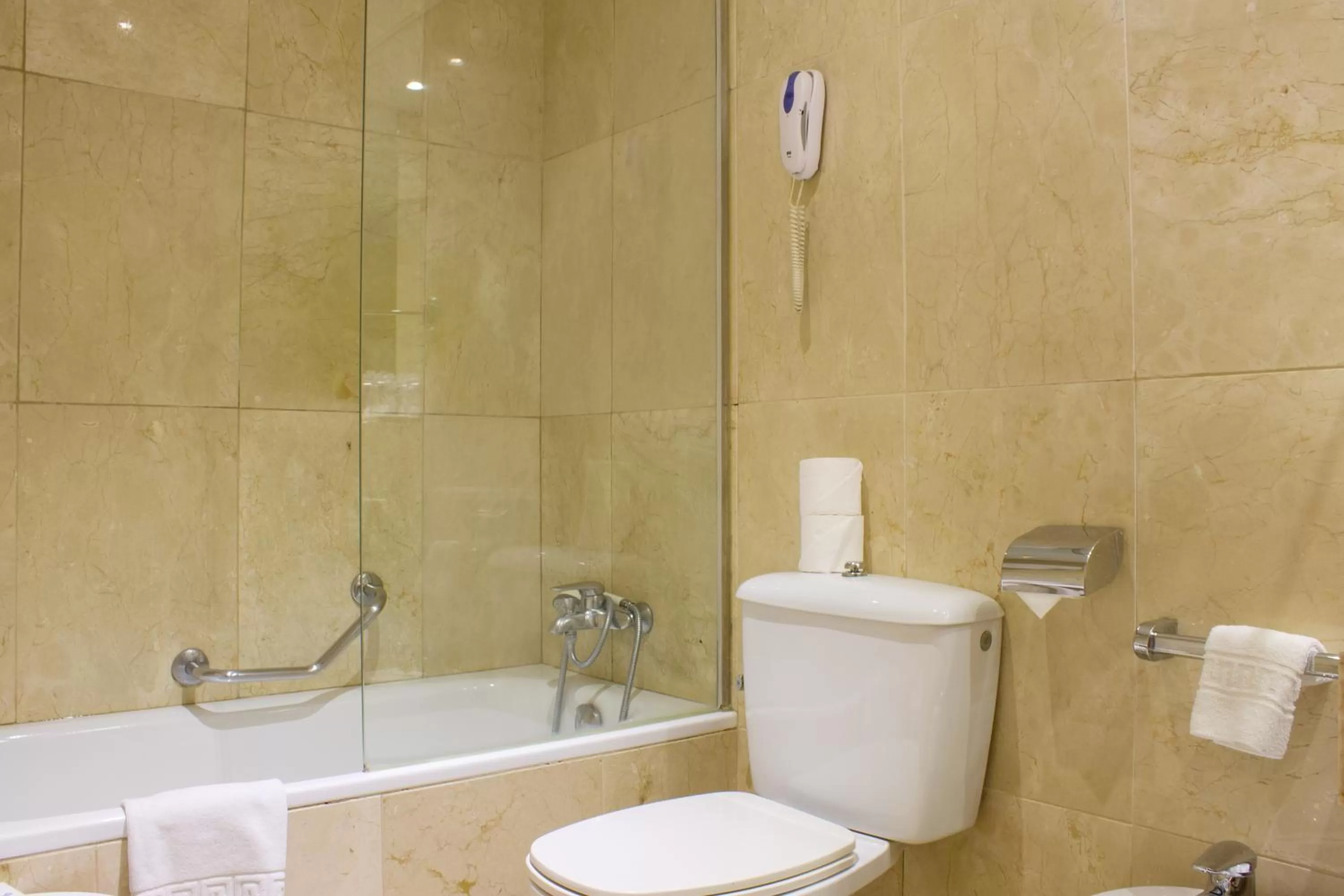 Bathroom in Atlantis by Atbcn